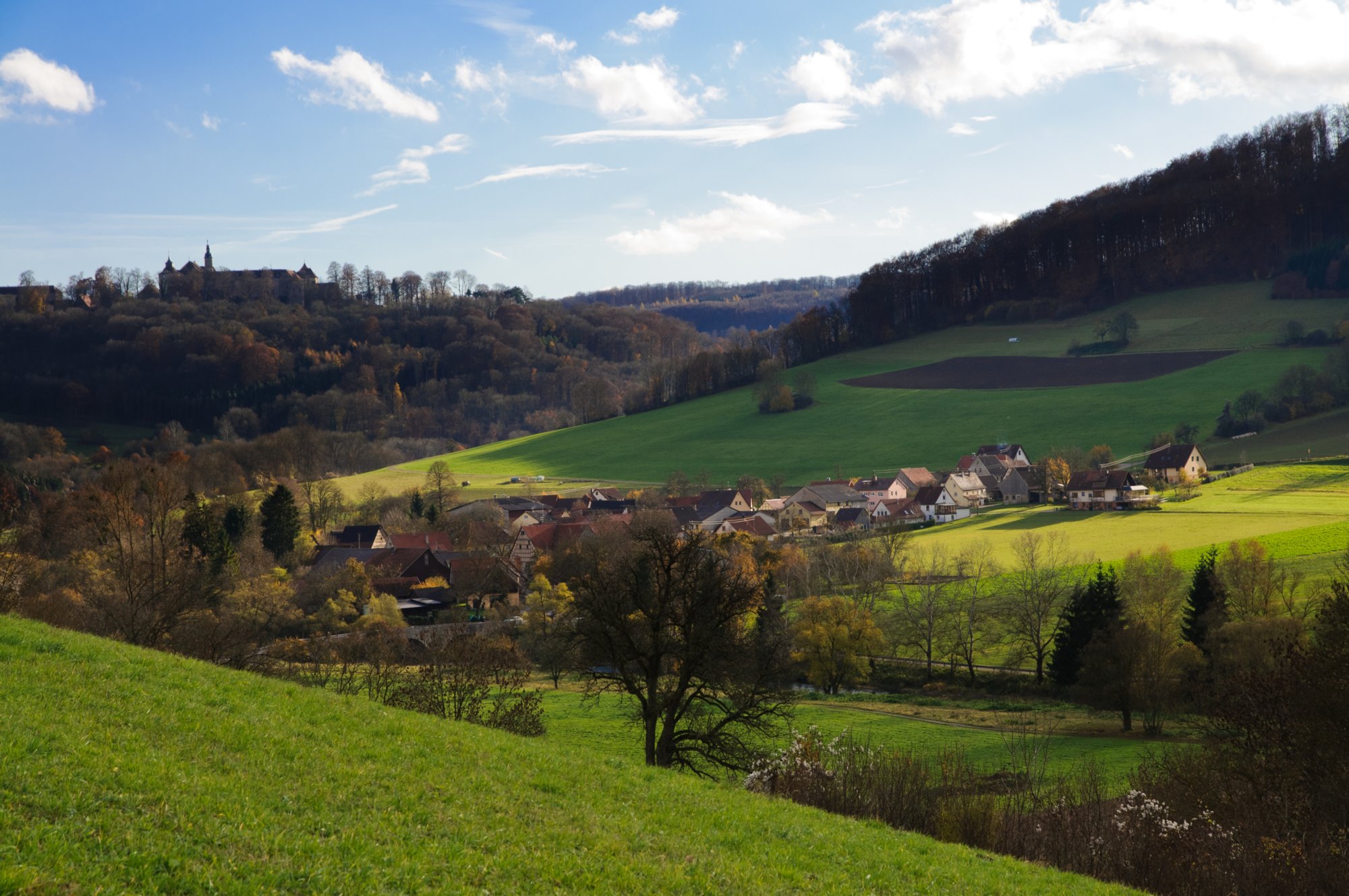 Jagst und Panoramablicke Oberregenbach im Jagsttal.