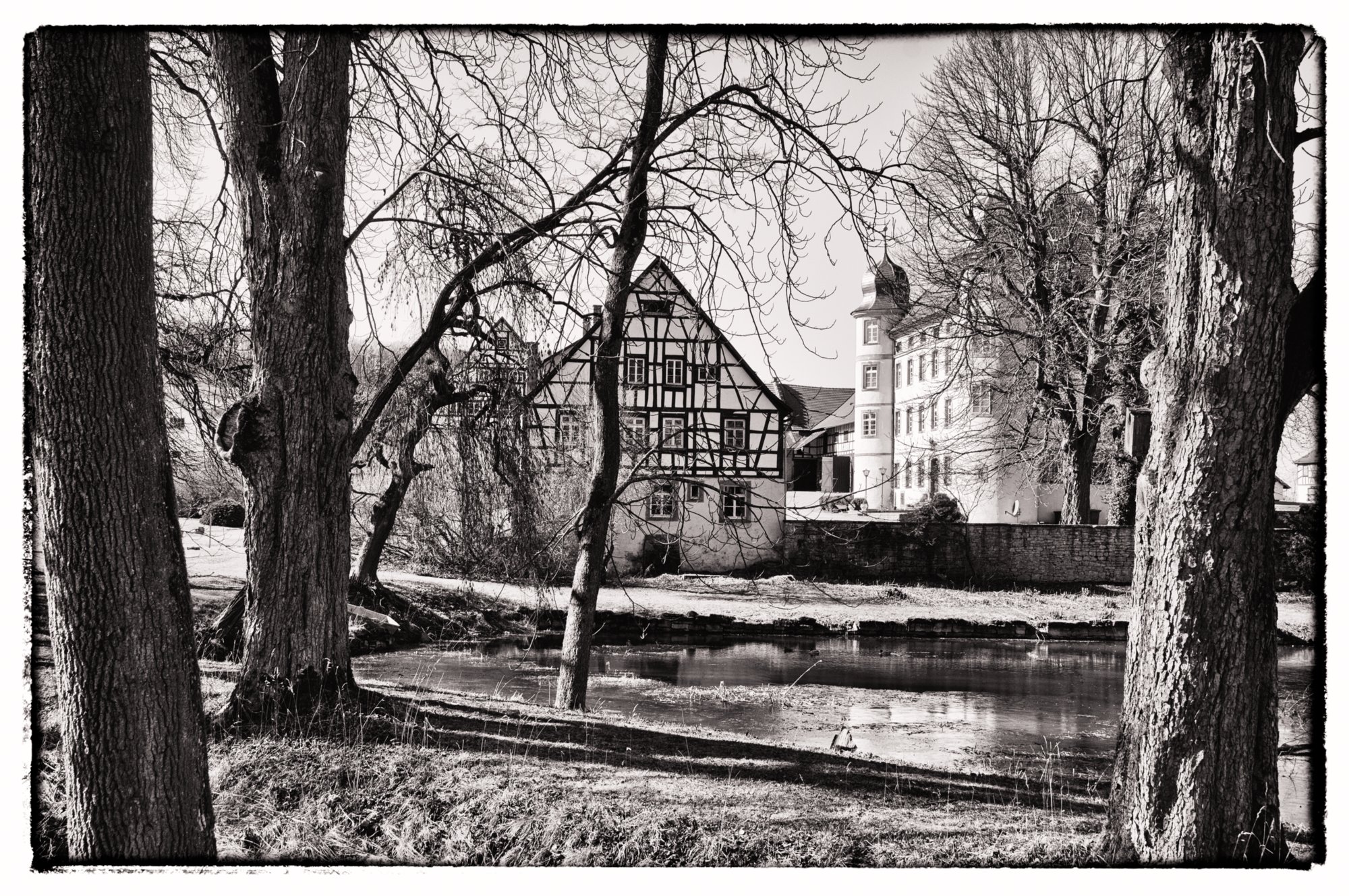 Messbach Im Ortsteil Messbach liegt neben der 1776 erbauten, mit schöner Deckenmalerei ausgestatteten Rokokokirche das Schloss der Freiherren von Palm. Es ist ein länglicher Viereckbau mit drei Stockwerken und vier runden gekuppelten Türmen an den Gebäudeecken. Das Schloss wurde wahrscheinlich vor 1750 erbaut, aber erst in späteren Jahren von den Herren von Eyb vollendet. Quelle: http://de.wikipedia.org/wiki/Dörzbach Wanderung von Dörzbach über die Eiskeller nach Messbach. Von Messbach zur Kirche St. Wendel zum Stein und von dort nach Hohenach. Besuch des jüdischen Friedhofes. Zurück nach Dörzbach.