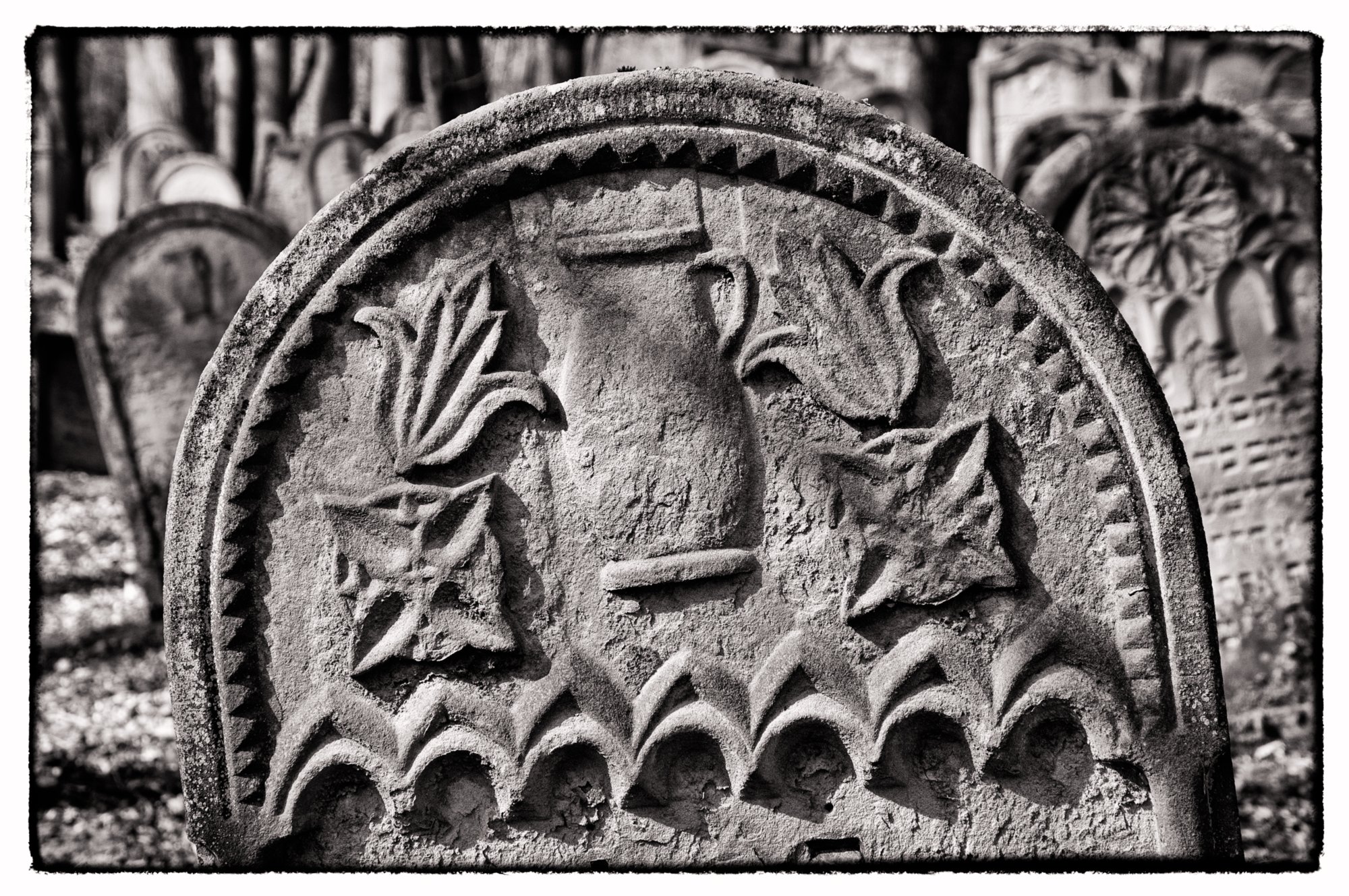 Jüdischer Friedhof Berlichingen Jüdischer Friedhof Berlichingen. Er wurde erstmals 1623 genannt und diente zahlreichen jüdischen Gemeinden der Umgebung als Begräbnisplatz (1706 genannt: Adelsheim, Sennfeld, Merchingen, Amt Krautheim, Hollenbach, Hohebach, Nagelsberg, teilweise auch Braunsbach; dazu bis ins 19./20. Jahrhundert Bieringen, Ernsbach, Künzelsau). Quelle: http://www.alemannia-judaica.de/berlichingen_friedhof.htm Wanderung vom Kloster Schöntal über den jüdischen Friedhof nach Jagsthausen und nach Berlichingen