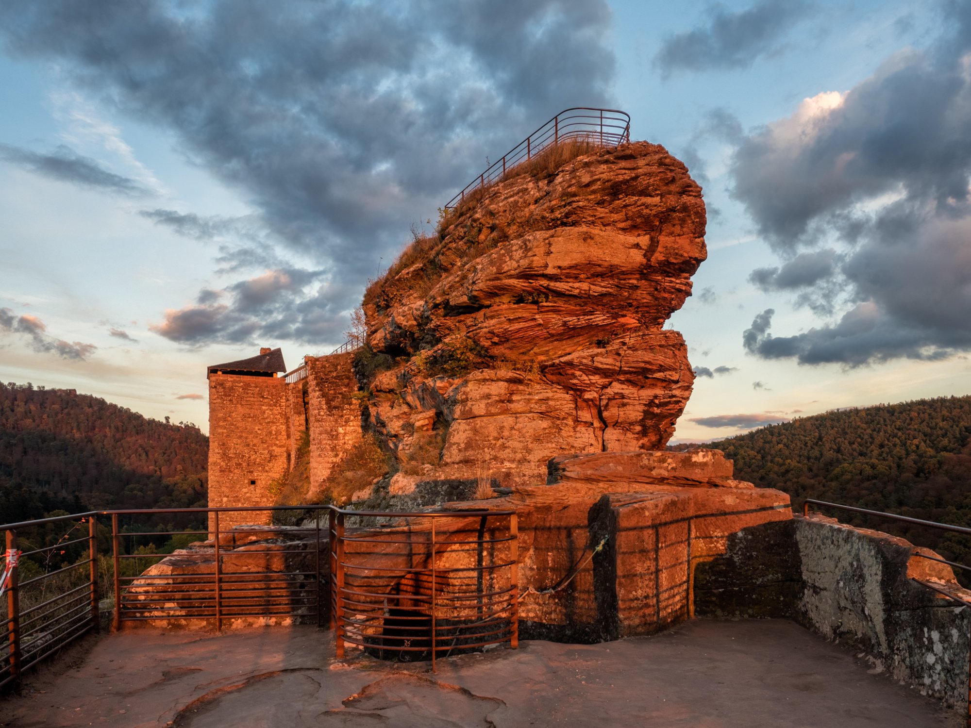 Fleckenstein Herbstwanderung vom Gimbelhof (Elsass) über den Löwenfelsen und Kastell Hohenbourg zur Ruine Wegelnburg. Von dort runter zur Burg Fleckenstein und wieder zurück zum Gimbelhof.