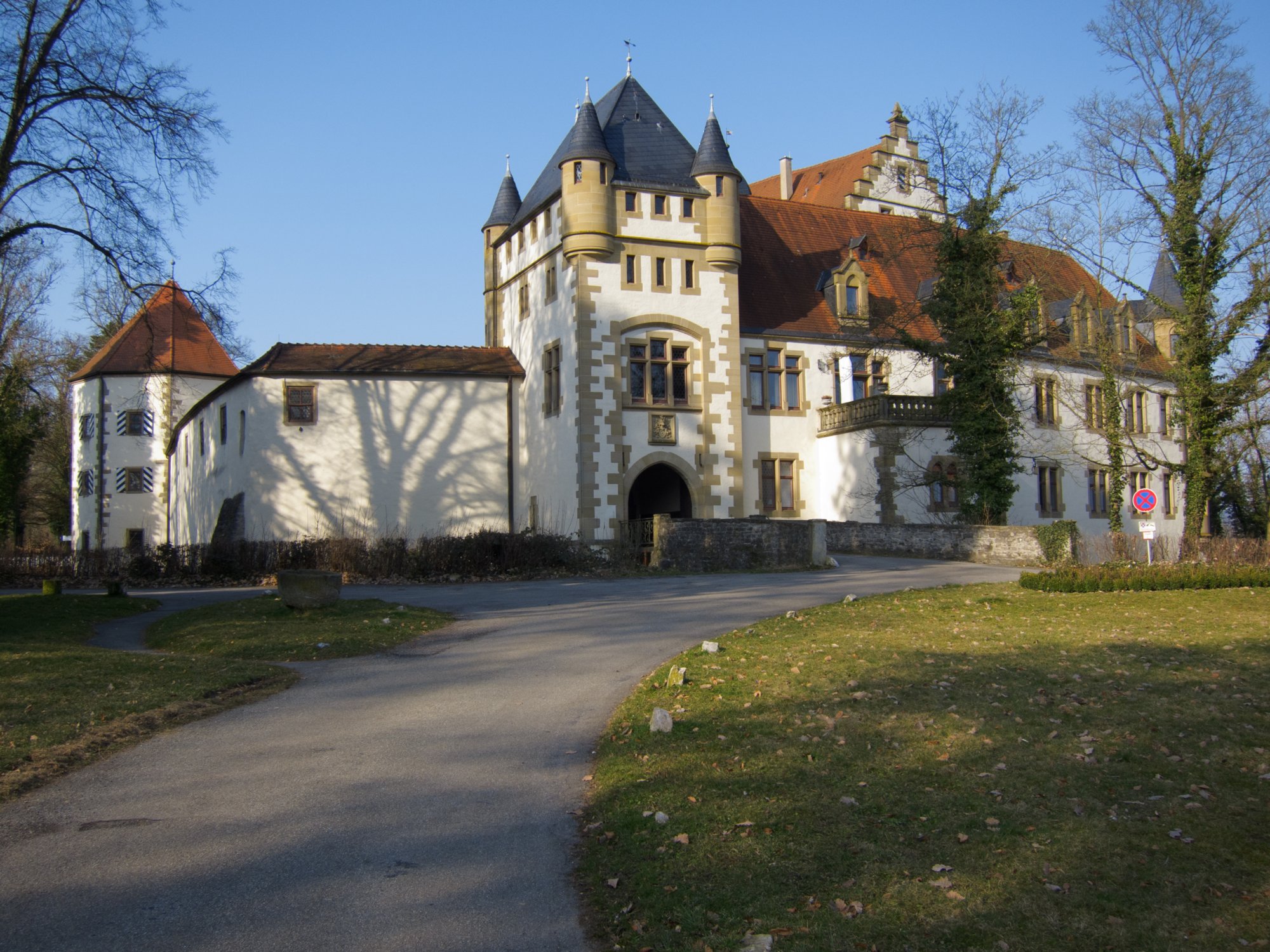 Götzenburg Jagsthausen Götzenburg in Jagsthausen. Die Burg Jagsthausen, später auch Altes Schloss und in jüngerer Zeit in Anlehnung an Goethes Drama Götz von Berlichingen Götzenburg genannt, in Jagsthausen im Landkreis Heilbronn in Baden-Württemberg ist einer der Stammsitze der Herren von Berlichingen. Die Burg ist seit 1950 Kulisse für Freilichtspiele. Quelle: http://de.wikipedia.org/wiki/Burg_Jagsthausen Wanderung vom Kloster Schöntal über den jüdischen Friedhof nach Jagsthausen und nach Berlichingen