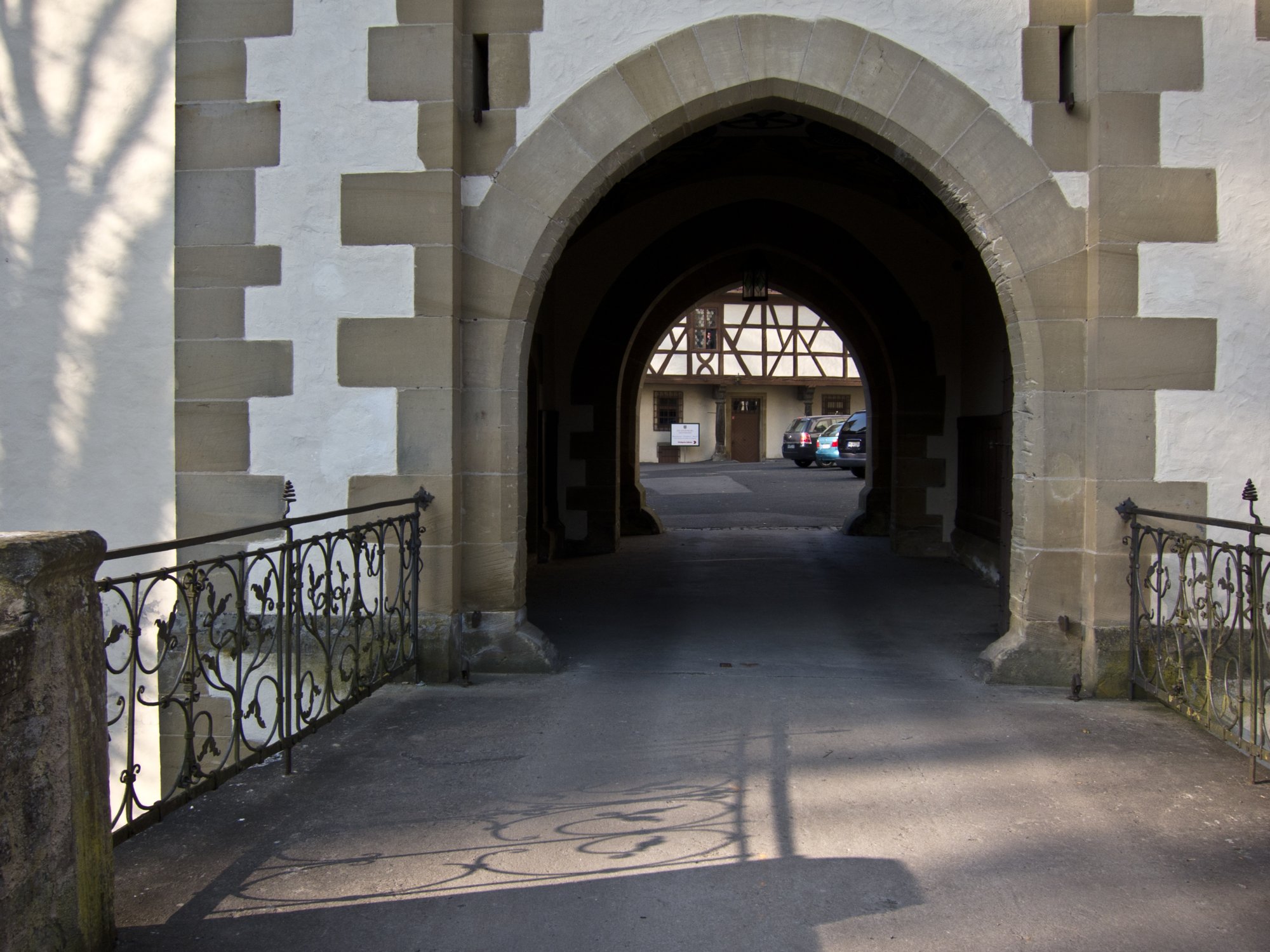 Götzenburg Jagsthausen Götzenburg in Jagsthausen. Die Burg Jagsthausen, später auch Altes Schloss und in jüngerer Zeit in Anlehnung an Goethes Drama Götz von Berlichingen Götzenburg genannt, in Jagsthausen im Landkreis Heilbronn in Baden-Württemberg ist einer der Stammsitze der Herren von Berlichingen. Die Burg ist seit 1950 Kulisse für Freilichtspiele. Quelle: http://de.wikipedia.org/wiki/Burg_Jagsthausen Wanderung vom Kloster Schöntal über den jüdischen Friedhof nach Jagsthausen und nach Berlichingen