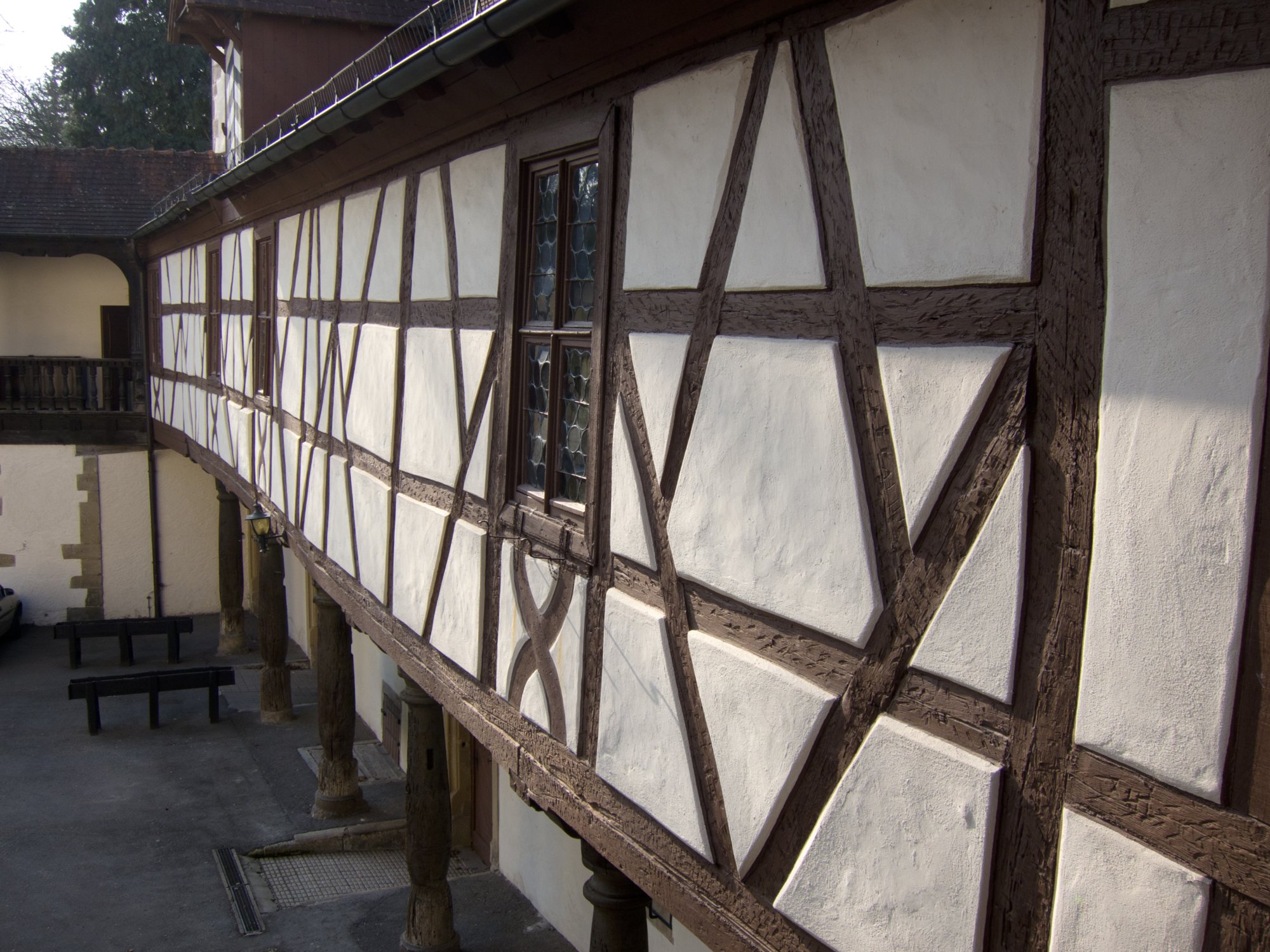 Götzenburg Jagsthausen Götzenburg in Jagsthausen. Die Burg Jagsthausen, später auch Altes Schloss und in jüngerer Zeit in Anlehnung an Goethes Drama Götz von Berlichingen Götzenburg genannt, in Jagsthausen im Landkreis Heilbronn in Baden-Württemberg ist einer der Stammsitze der Herren von Berlichingen. Die Burg ist seit 1950 Kulisse für Freilichtspiele. Quelle: http://de.wikipedia.org/wiki/Burg_Jagsthausen Wanderung vom Kloster Schöntal über den jüdischen Friedhof nach Jagsthausen und nach Berlichingen