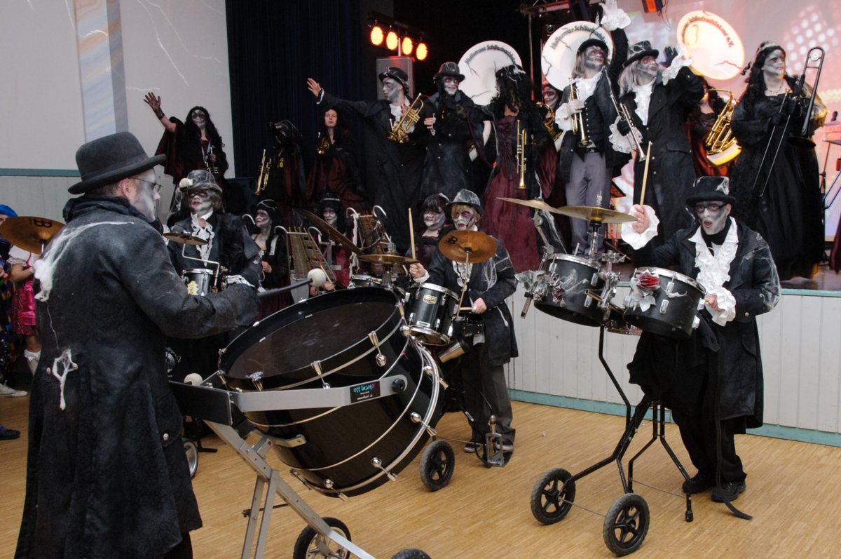 Altweiberfasching Oberrot 2011 Am „Schmotzigen Donnerstag“ ist Oberrot traditionell eine der Faschingshochburgen im Land. Der vom örtlichen Sportverein FCO organisierte „Oberroter Altweiberfasching“ zog auch dieses Jahr wieder Närrinnen und Narren wie ein Magnet in die Kultur- und Festhalle. Viele Oberroter haben sich seit Monaten auf das besondere Ereignis gefreut. Aber auch zahlreiche Freunde des Faschings aus der ganzen Region haben sich wieder eingefunden. Der Tanzkapelle „Night life“ gelang es bereits am frühen Abend, die Besucher zum ausgelassenen Tanzen, Schunkeln und Mitsingen zu animieren. Der mitreißende Auftritt der „Nuilermer Schlierbachfetzer“ trug dazu bei, die Atmosphäre kräftig aufzuheizen. Die Guggenmusiker traten in morbider Kluft unter dem Motto "Symphony of death" auf. Ihre schaurig schräge Blasmusik, vorangetrieben von ohrenbetäubenden rhythmischen Trommelschlägen, sorgte für eine Bombenstimmung im Saal. Verschiedene Bars luden im Lauf des Abends zum Verweilen ein. Danach konnte man sich dann wieder beim Tanzen austoben. Bis in die frühen Morgenstunden zog sich das fröhliche Treiben in der Festhalle hin.