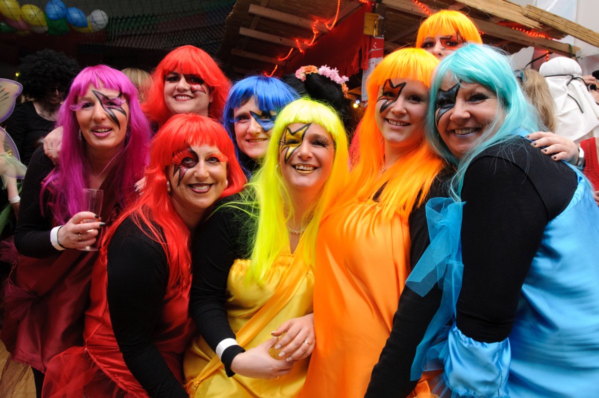 Altweiberfasching Oberrot 2011 Am „Schmotzigen Donnerstag“ ist Oberrot traditionell eine der Faschingshochburgen im Land. Der vom örtlichen Sportverein FCO organisierte „Oberroter Altweiberfasching“ zog auch dieses Jahr wieder Närrinnen und Narren wie ein Magnet in die Kultur- und Festhalle. Viele Oberroter haben sich seit Monaten auf das besondere Ereignis gefreut. Aber auch zahlreiche Freunde des Faschings aus der ganzen Region haben sich wieder eingefunden. Der Tanzkapelle „Night life“ gelang es bereits am frühen Abend, die Besucher zum ausgelassenen Tanzen, Schunkeln und Mitsingen zu animieren. Der mitreißende Auftritt der „Nuilermer Schlierbachfetzer“ trug dazu bei, die Atmosphäre kräftig aufzuheizen. Die Guggenmusiker traten in morbider Kluft unter dem Motto "Symphony of death" auf. Ihre schaurig schräge Blasmusik, vorangetrieben von ohrenbetäubenden rhythmischen Trommelschlägen, sorgte für eine Bombenstimmung im Saal. Verschiedene Bars luden im Lauf des Abends zum Verweilen ein. Danach konnte man sich dann wieder beim Tanzen austoben. Bis in die frühen Morgenstunden zog sich das fröhliche Treiben in der Festhalle hin.