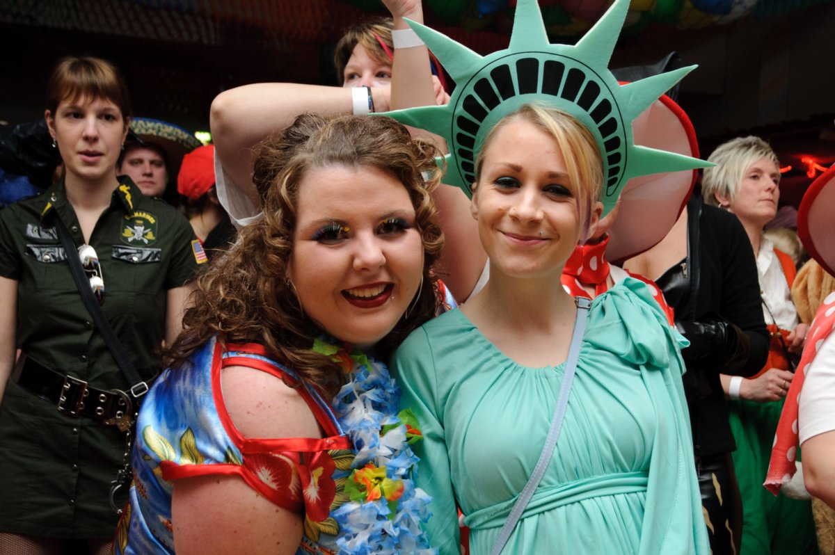 Altweiberfasching Oberrot 2011 Am „Schmotzigen Donnerstag“ ist Oberrot traditionell eine der Faschingshochburgen im Land. Der vom örtlichen Sportverein FCO organisierte „Oberroter Altweiberfasching“ zog auch dieses Jahr wieder Närrinnen und Narren wie ein Magnet in die Kultur- und Festhalle. Viele Oberroter haben sich seit Monaten auf das besondere Ereignis gefreut. Aber auch zahlreiche Freunde des Faschings aus der ganzen Region haben sich wieder eingefunden. Der Tanzkapelle „Night life“ gelang es bereits am frühen Abend, die Besucher zum ausgelassenen Tanzen, Schunkeln und Mitsingen zu animieren. Der mitreißende Auftritt der „Nuilermer Schlierbachfetzer“ trug dazu bei, die Atmosphäre kräftig aufzuheizen. Die Guggenmusiker traten in morbider Kluft unter dem Motto "Symphony of death" auf. Ihre schaurig schräge Blasmusik, vorangetrieben von ohrenbetäubenden rhythmischen Trommelschlägen, sorgte für eine Bombenstimmung im Saal. Verschiedene Bars luden im Lauf des Abends zum Verweilen ein. Danach konnte man sich dann wieder beim Tanzen austoben. Bis in die frühen Morgenstunden zog sich das fröhliche Treiben in der Festhalle hin.