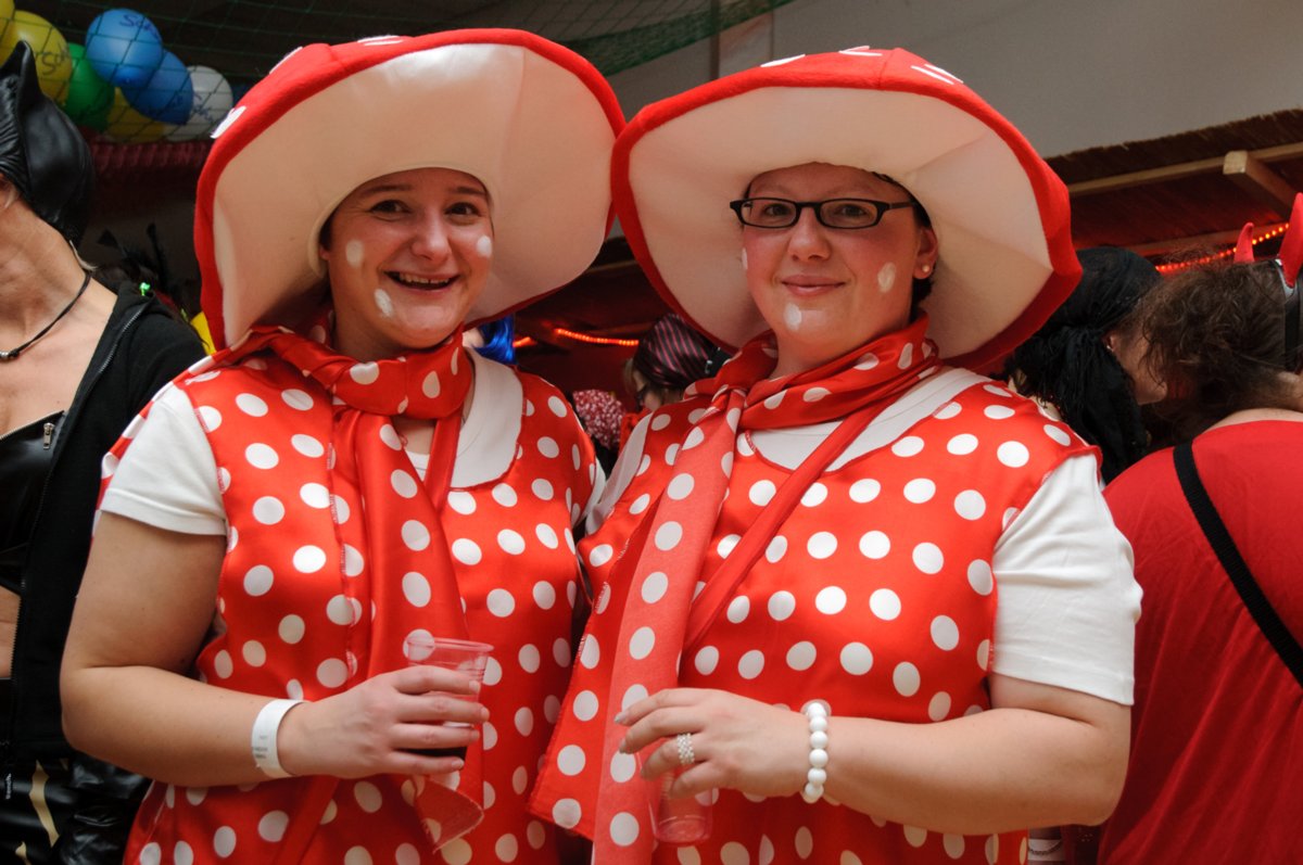 Altweiberfasching Oberrot 2011 Am „Schmotzigen Donnerstag“ ist Oberrot traditionell eine der Faschingshochburgen im Land. Der vom örtlichen Sportverein FCO organisierte „Oberroter Altweiberfasching“ zog auch dieses Jahr wieder Närrinnen und Narren wie ein Magnet in die Kultur- und Festhalle. Viele Oberroter haben sich seit Monaten auf das besondere Ereignis gefreut. Aber auch zahlreiche Freunde des Faschings aus der ganzen Region haben sich wieder eingefunden. Der Tanzkapelle „Night life“ gelang es bereits am frühen Abend, die Besucher zum ausgelassenen Tanzen, Schunkeln und Mitsingen zu animieren. Der mitreißende Auftritt der „Nuilermer Schlierbachfetzer“ trug dazu bei, die Atmosphäre kräftig aufzuheizen. Die Guggenmusiker traten in morbider Kluft unter dem Motto "Symphony of death" auf. Ihre schaurig schräge Blasmusik, vorangetrieben von ohrenbetäubenden rhythmischen Trommelschlägen, sorgte für eine Bombenstimmung im Saal. Verschiedene Bars luden im Lauf des Abends zum Verweilen ein. Danach konnte man sich dann wieder beim Tanzen austoben. Bis in die frühen Morgenstunden zog sich das fröhliche Treiben in der Festhalle hin.