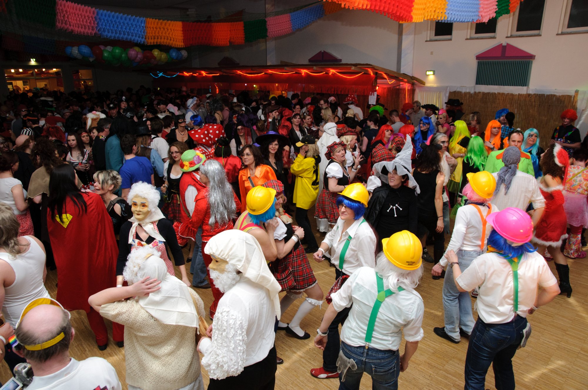 Altweiberfasching Oberrot 2011 Am „Schmotzigen Donnerstag“ ist Oberrot traditionell eine der Faschingshochburgen im Land. Der vom örtlichen Sportverein FCO organisierte „Oberroter Altweiberfasching“ zog auch dieses Jahr wieder Närrinnen und Narren wie ein Magnet in die Kultur- und Festhalle. Viele Oberroter haben sich seit Monaten auf das besondere Ereignis gefreut. Aber auch zahlreiche Freunde des Faschings aus der ganzen Region haben sich wieder eingefunden. Der Tanzkapelle „Night life“ gelang es bereits am frühen Abend, die Besucher zum ausgelassenen Tanzen, Schunkeln und Mitsingen zu animieren. Der mitreißende Auftritt der „Nuilermer Schlierbachfetzer“ trug dazu bei, die Atmosphäre kräftig aufzuheizen. Die Guggenmusiker traten in morbider Kluft unter dem Motto "Symphony of death" auf. Ihre schaurig schräge Blasmusik, vorangetrieben von ohrenbetäubenden rhythmischen Trommelschlägen, sorgte für eine Bombenstimmung im Saal. Verschiedene Bars luden im Lauf des Abends zum Verweilen ein. Danach konnte man sich dann wieder beim Tanzen austoben. Bis in die frühen Morgenstunden zog sich das fröhliche Treiben in der Festhalle hin.