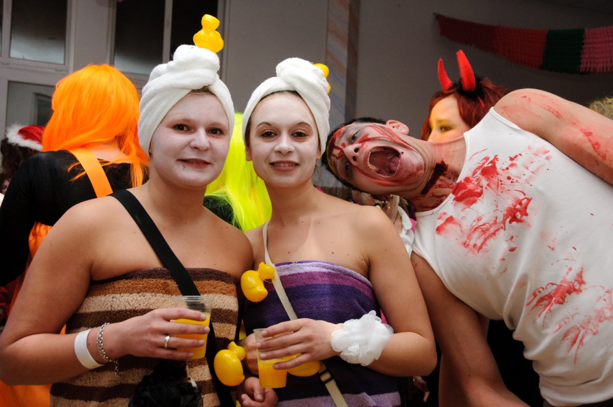 Altweiberfasching Oberrot 2011 Am „Schmotzigen Donnerstag“ ist Oberrot traditionell eine der Faschingshochburgen im Land. Der vom örtlichen Sportverein FCO organisierte „Oberroter Altweiberfasching“ zog auch dieses Jahr wieder Närrinnen und Narren wie ein Magnet in die Kultur- und Festhalle. Viele Oberroter haben sich seit Monaten auf das besondere Ereignis gefreut. Aber auch zahlreiche Freunde des Faschings aus der ganzen Region haben sich wieder eingefunden. Der Tanzkapelle „Night life“ gelang es bereits am frühen Abend, die Besucher zum ausgelassenen Tanzen, Schunkeln und Mitsingen zu animieren. Der mitreißende Auftritt der „Nuilermer Schlierbachfetzer“ trug dazu bei, die Atmosphäre kräftig aufzuheizen. Die Guggenmusiker traten in morbider Kluft unter dem Motto "Symphony of death" auf. Ihre schaurig schräge Blasmusik, vorangetrieben von ohrenbetäubenden rhythmischen Trommelschlägen, sorgte für eine Bombenstimmung im Saal. Verschiedene Bars luden im Lauf des Abends zum Verweilen ein. Danach konnte man sich dann wieder beim Tanzen austoben. Bis in die frühen Morgenstunden zog sich das fröhliche Treiben in der Festhalle hin.