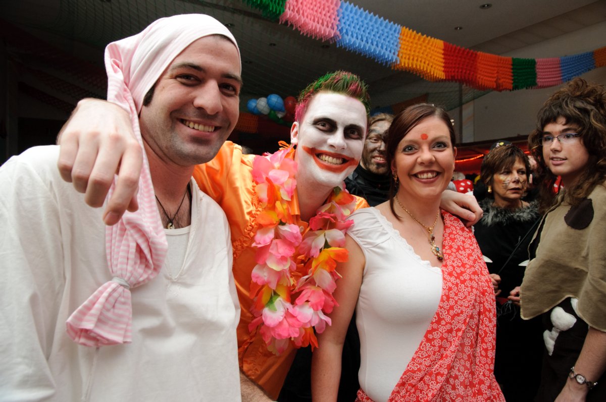 Altweiberfasching Oberrot 2011 Am „Schmotzigen Donnerstag“ ist Oberrot traditionell eine der Faschingshochburgen im Land. Der vom örtlichen Sportverein FCO organisierte „Oberroter Altweiberfasching“ zog auch dieses Jahr wieder Närrinnen und Narren wie ein Magnet in die Kultur- und Festhalle. Viele Oberroter haben sich seit Monaten auf das besondere Ereignis gefreut. Aber auch zahlreiche Freunde des Faschings aus der ganzen Region haben sich wieder eingefunden. Der Tanzkapelle „Night life“ gelang es bereits am frühen Abend, die Besucher zum ausgelassenen Tanzen, Schunkeln und Mitsingen zu animieren. Der mitreißende Auftritt der „Nuilermer Schlierbachfetzer“ trug dazu bei, die Atmosphäre kräftig aufzuheizen. Die Guggenmusiker traten in morbider Kluft unter dem Motto "Symphony of death" auf. Ihre schaurig schräge Blasmusik, vorangetrieben von ohrenbetäubenden rhythmischen Trommelschlägen, sorgte für eine Bombenstimmung im Saal. Verschiedene Bars luden im Lauf des Abends zum Verweilen ein. Danach konnte man sich dann wieder beim Tanzen austoben. Bis in die frühen Morgenstunden zog sich das fröhliche Treiben in der Festhalle hin.