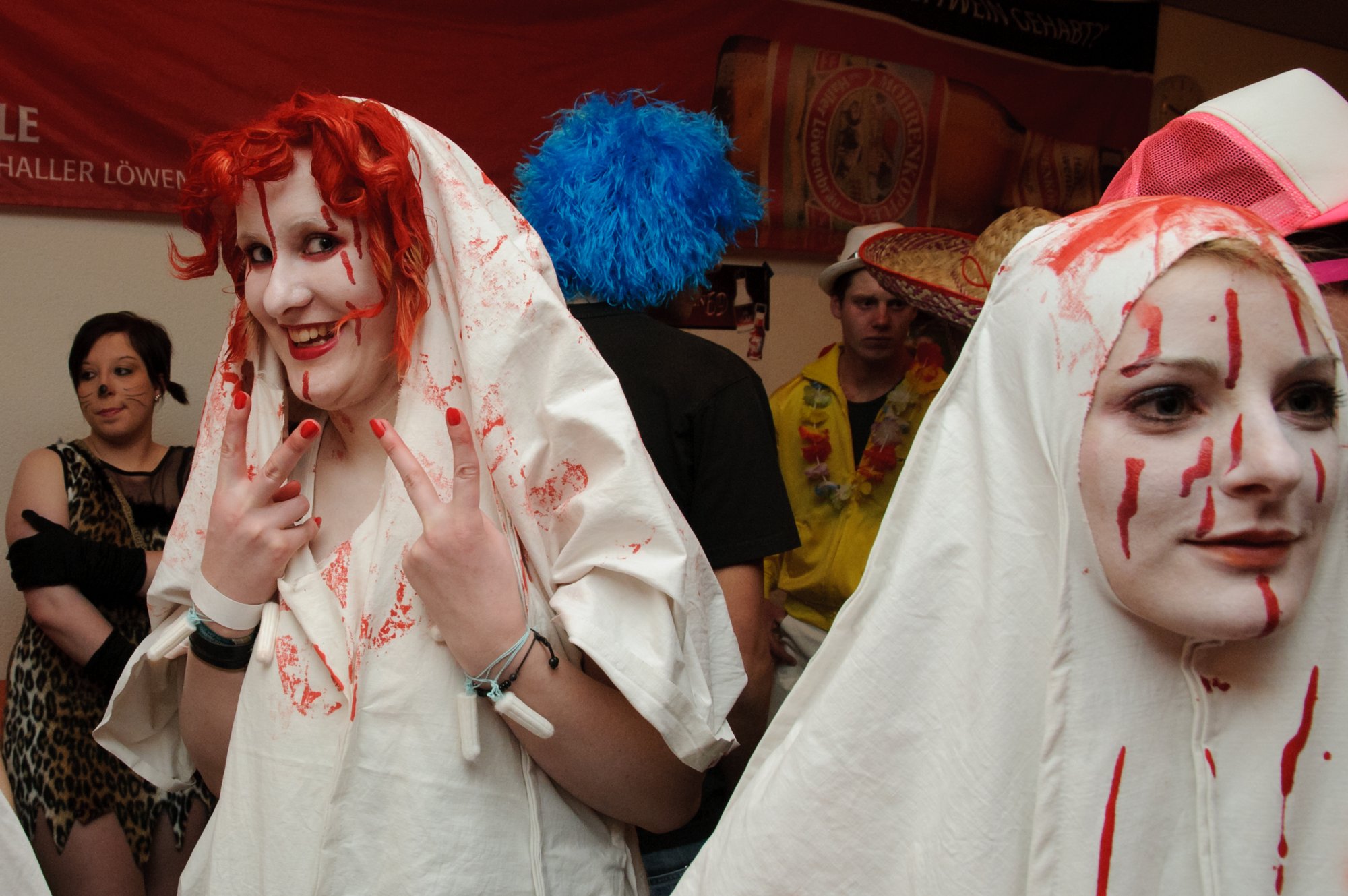 Altweiberfasching Oberrot 2011 Am „Schmotzigen Donnerstag“ ist Oberrot traditionell eine der Faschingshochburgen im Land. Der vom örtlichen Sportverein FCO organisierte „Oberroter Altweiberfasching“ zog auch dieses Jahr wieder Närrinnen und Narren wie ein Magnet in die Kultur- und Festhalle. Viele Oberroter haben sich seit Monaten auf das besondere Ereignis gefreut. Aber auch zahlreiche Freunde des Faschings aus der ganzen Region haben sich wieder eingefunden. Der Tanzkapelle „Night life“ gelang es bereits am frühen Abend, die Besucher zum ausgelassenen Tanzen, Schunkeln und Mitsingen zu animieren. Der mitreißende Auftritt der „Nuilermer Schlierbachfetzer“ trug dazu bei, die Atmosphäre kräftig aufzuheizen. Die Guggenmusiker traten in morbider Kluft unter dem Motto "Symphony of death" auf. Ihre schaurig schräge Blasmusik, vorangetrieben von ohrenbetäubenden rhythmischen Trommelschlägen, sorgte für eine Bombenstimmung im Saal. Verschiedene Bars luden im Lauf des Abends zum Verweilen ein. Danach konnte man sich dann wieder beim Tanzen austoben. Bis in die frühen Morgenstunden zog sich das fröhliche Treiben in der Festhalle hin.