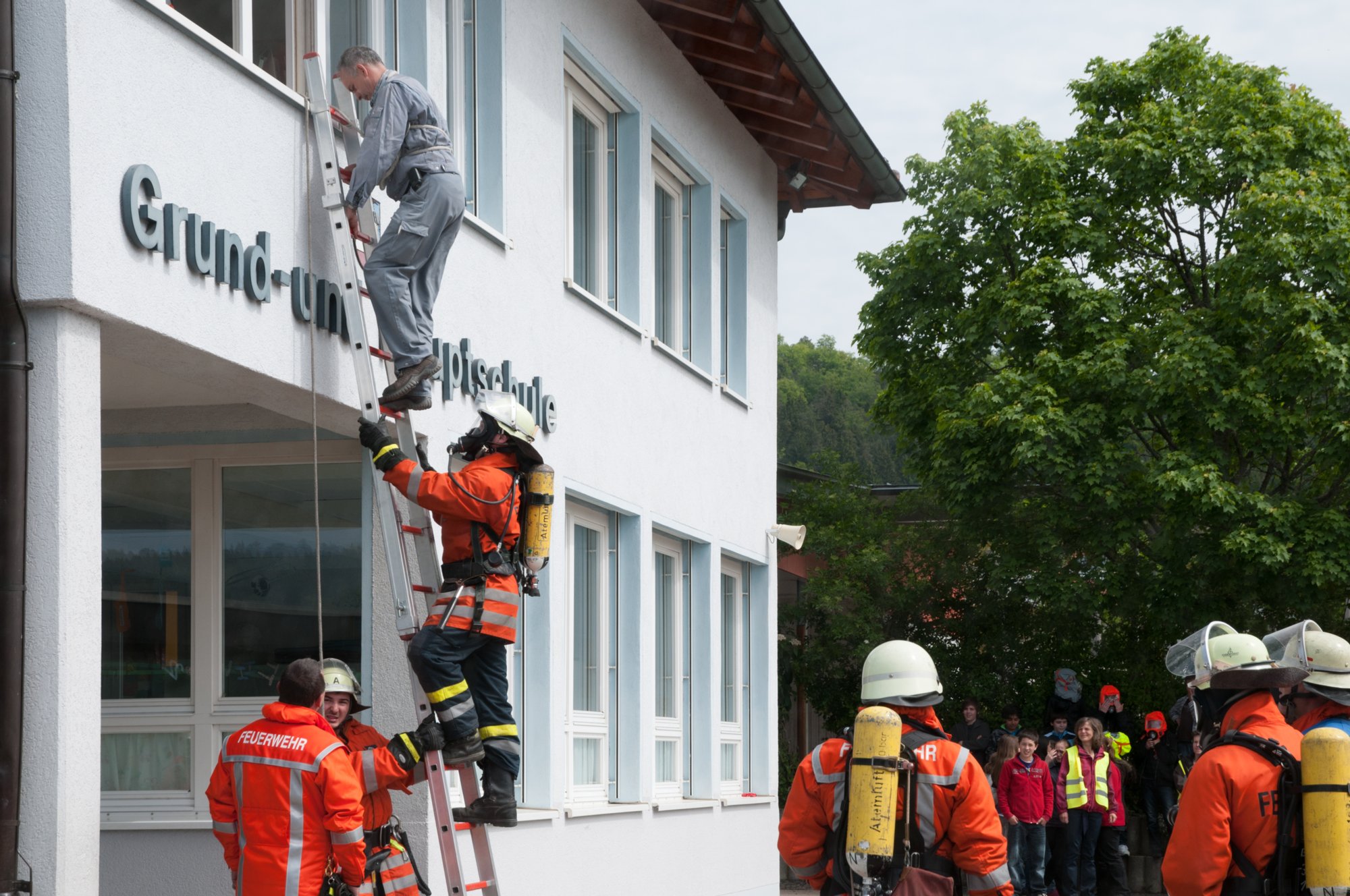 Einsatzübung Feuerwehr Oberrot an der GHS Einsatzübung Feuerwehr Oberrot an der GHS