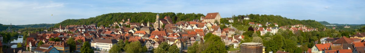 Sudhausblick Blick vom Sudhaus auf die Altstadt von Schwäbisch Hall von der Henkersbrücke (links) über das Rathaus, die Michaelskirche, den Neubau, das Globe-Theather bis zur Großcomburg (rechts)