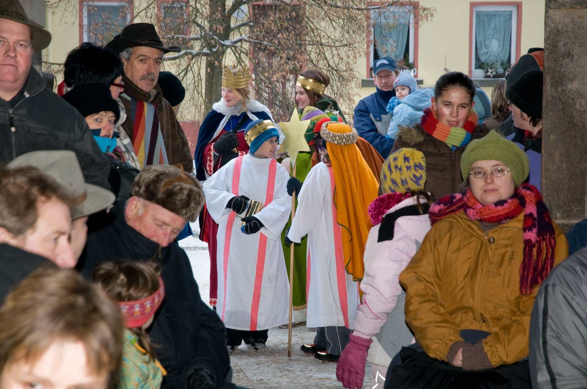 20090106_presse_021 Gegen Ende des Gottesdienstes stellten sich noch katholische Sternsinger ein und trugen ihre Texte und Lieder vor.