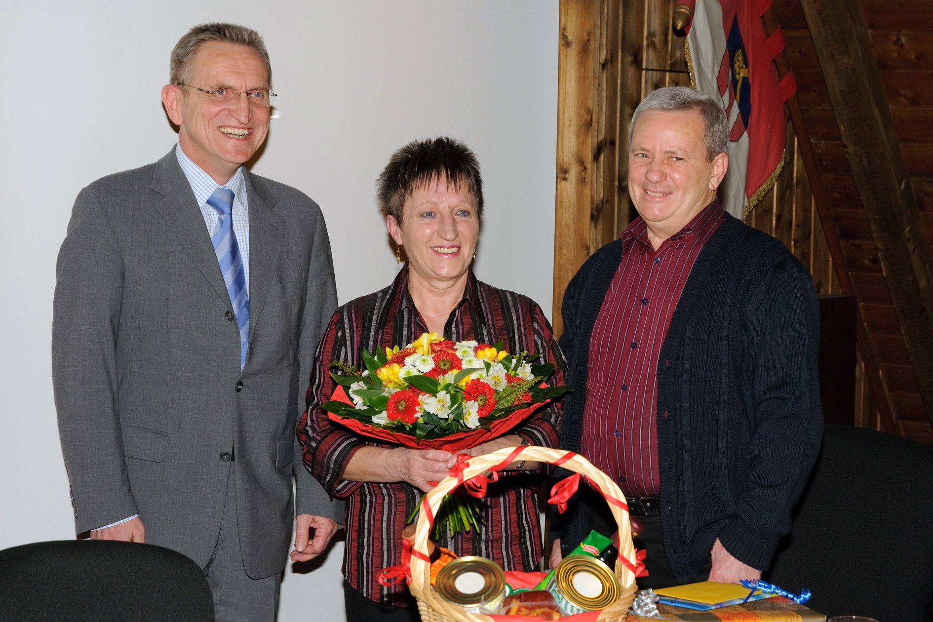 20090216_presse_024 Von links nach rechts: Bürgermeister Werner Strack, Mira und Dieter Kraft.