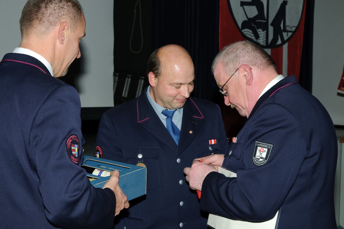 20091113_presse_149 Im Namen des erkrankten Kreisbrandmeisters Jürgen Mors wurde Andreas Fitterling von Werner Vietzke mit dem Feuerwehrehrenzeichen in Silber geehrt. Links: Kommandant Ewald Wurst.