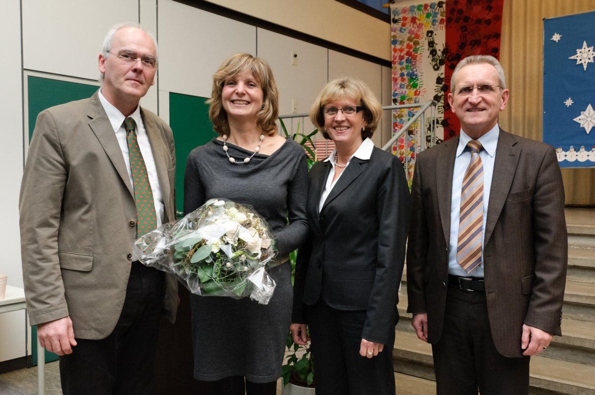 Einsetzung von Christine Lipp als Rektorin an der Grund- und Hau Vertreter des Schulamts und der Gemeinde als Schulträger zusammen mit Frau Christine Lipp. Ursula Stock (zweite von rechts), leitende Schulamtsdirektorin (Ltd. SADin), und Sprengelschulrat Joachim Rimmele (links) setzten Christine Lipp (zweite von links) als neue Rektorin der Grund- und Hauptschule Oberrot ein. Rechts: Bürgermeister Werner Strack.