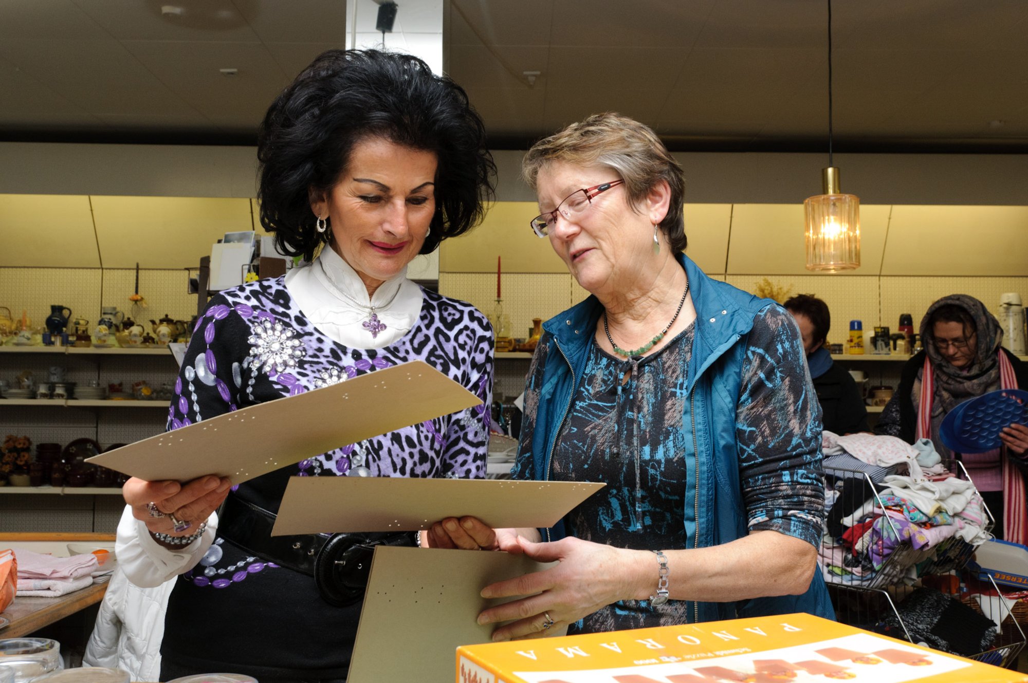 Diakonielädle Gaildorf Helga Fiolka (links) und Frau Waltraud Stowasser (rechts) bei ihrer ehrenamtlichen Tätigkeit im Gaildorfer Diakonielädle.