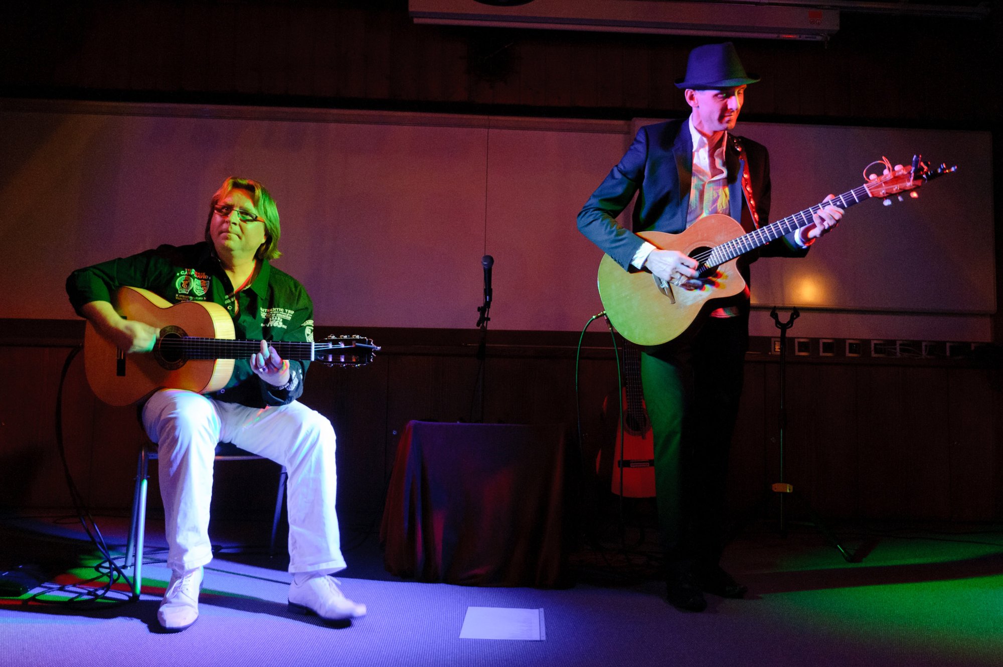 Magic-acoustic-Guitars am 28. Januar 2011 im Oberroter Sitzungss Roland Palatzky (links) und Matthias Waßer (rechts) traten im Sitzungssaal des Oberroter Rathauses als Magic-acoustic-Guitars auf.