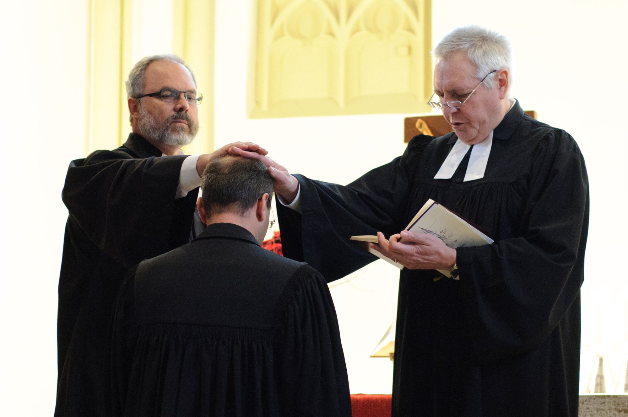 Investitur von Pfarrer Jochen Baumann Dekan Dr. Rainer Uhlmann (rechts) und Schuldekan Kurt-Wolfgang Schatz (Mitte) setzten Pfarrer Jochen Baumann (links) in sein neues Amts als Ortspfarrer von Gschwend ein.