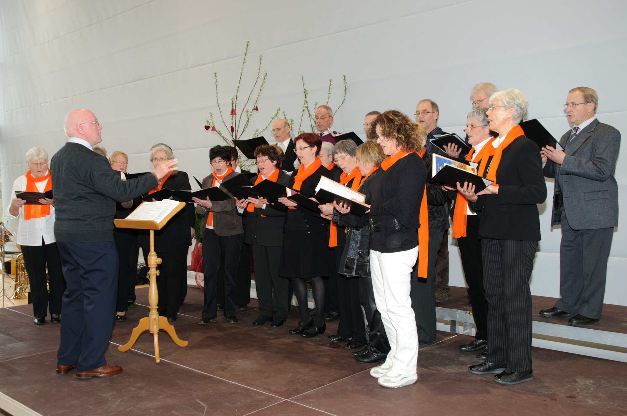 Investitur von Pfarrer Jochen Baumann Der Kirchenchor sorgte zusammen mit dem Posaunenchor für die musikalische Gestaltung des Empfangs in der bürgerlichen Gemeindehalle.