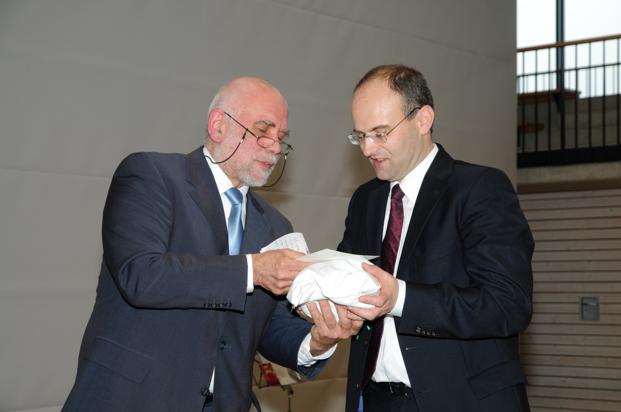 Investitur von Pfarrer Jochen Baumann Rektor Werner Meininger von der Grundschule Frickenhofen begrüßt Pfarrer Jochen Baumann als Kollegen und überreicht ihm einen Fühlsack mit Gegenständen für das tägliche Leben.