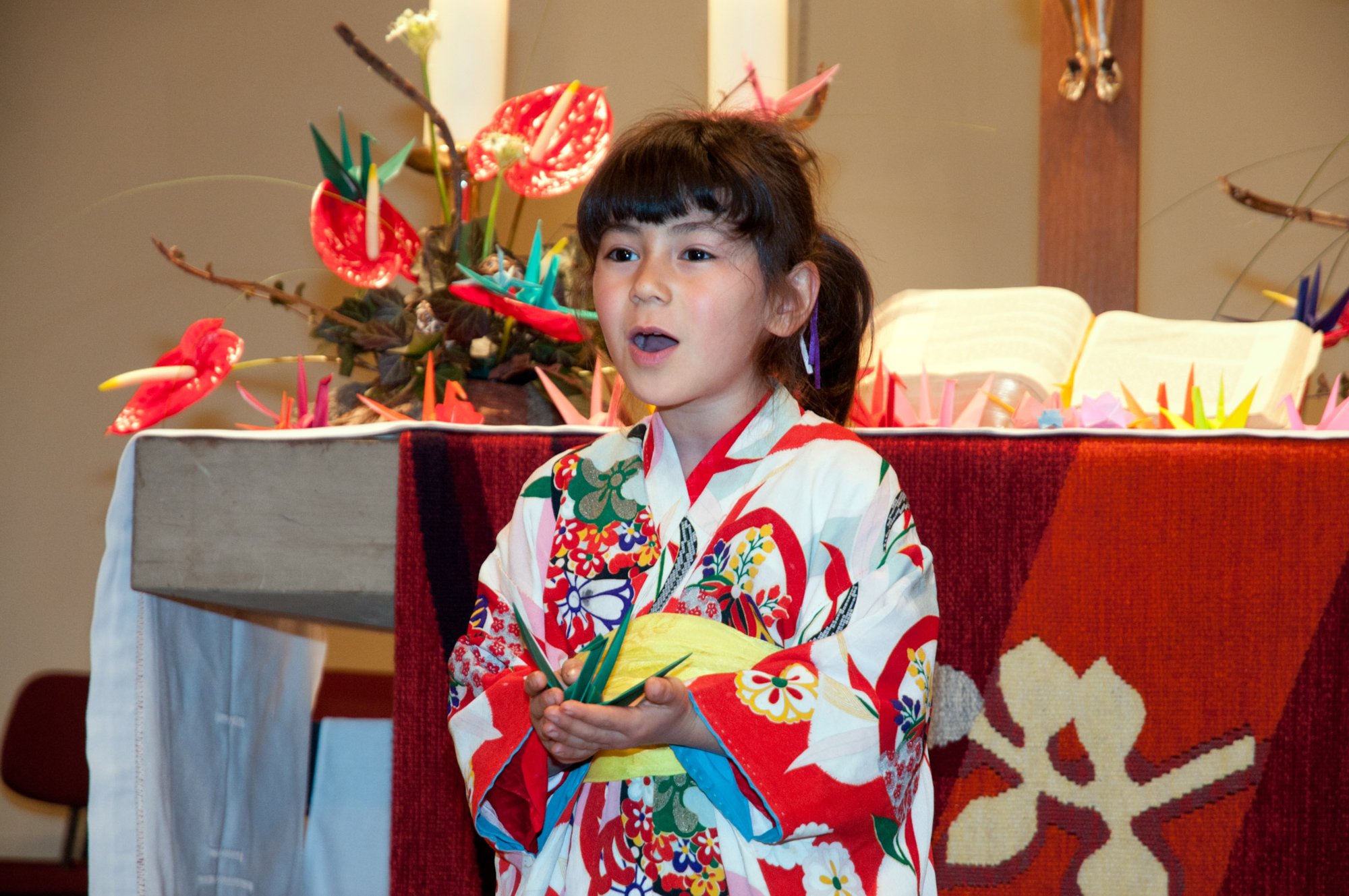 Benefizkonzert für Japan Liedvortrag des fünfjährigen japanischen Mädchens Sayaka Aydemir beim Benefizkonzert in der Oberroter Bonifatius-Kirche für Japan nach dem Erdbeben, dem Tsunami und der Reaktorkatastrophe vom März 2011.