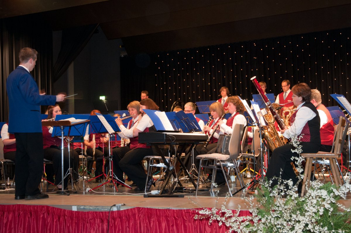 Vorösterliches Konzert des Musikvereins Oberrot Vorösterliches Konzert des Musikvereins Oberrot in der Kultur- und Festhalle Oberrot am 16. April 2010 unter Leitung von Siegmar Dierolf und Wolfgang Klenk.