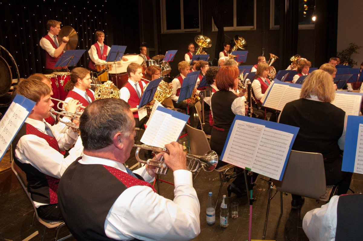 Vorösterliches Konzert des Musikvereins Oberrot Vorösterliches Konzert des Musikvereins Oberrot in der Kultur- und Festhalle Oberrot am 16. April 2010 unter Leitung von Siegmar Dierolf und Wolfgang Klenk.