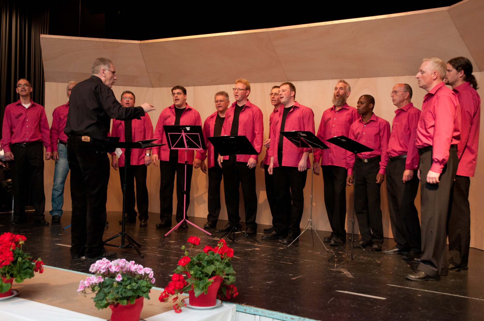 Frühjahrskonzert MGV Oberrot 2011 Frühjahrskonzert des MGV Oberrot in der Kultur- und Festhalle am 7. Mai 2011. Auftritt der Red Valleys unter Leitung von Joachim Bass.