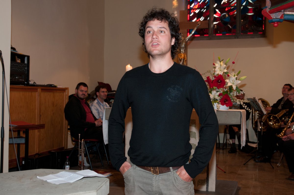 Tobias König Sänger und Gemeinderat Tobias Singer aus Zweisimmen trägt im Gottesdienst in der Oberroter Bonifatius-Kirche ein schweizer Volkslied vor.