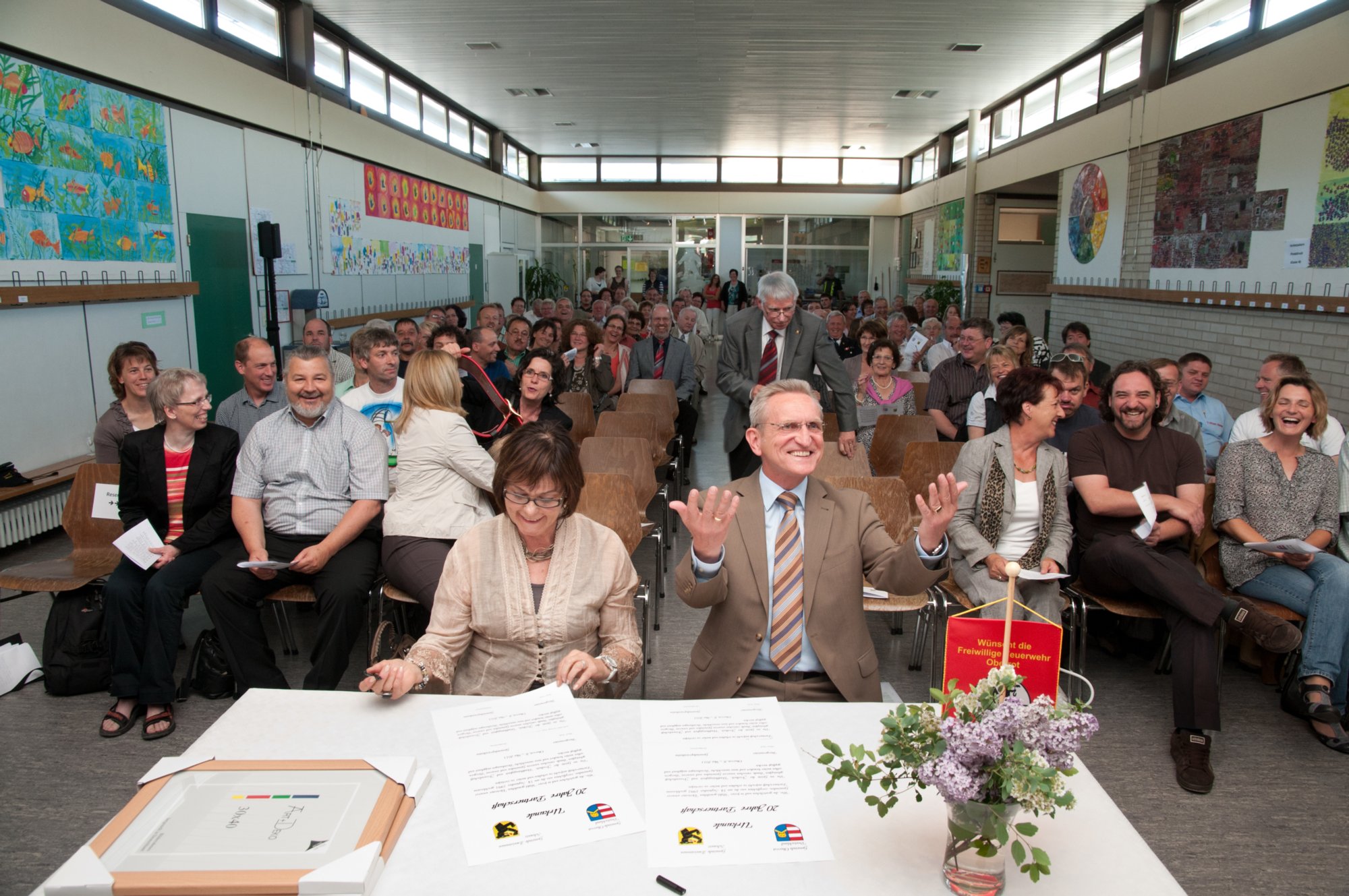 Feier zum 20jährigen Bestehen der Partnerschaft Zweisimmen - Ob In einem feierlichen Akt in der Aula der Grund- und Hauptschule Oberrot unterschrieben Gemeindepräsidentin Christiane Griessen (links und Bürgermeister Strack (rechts) die Urkunden zu „20 Jahre Partnerschaft“.