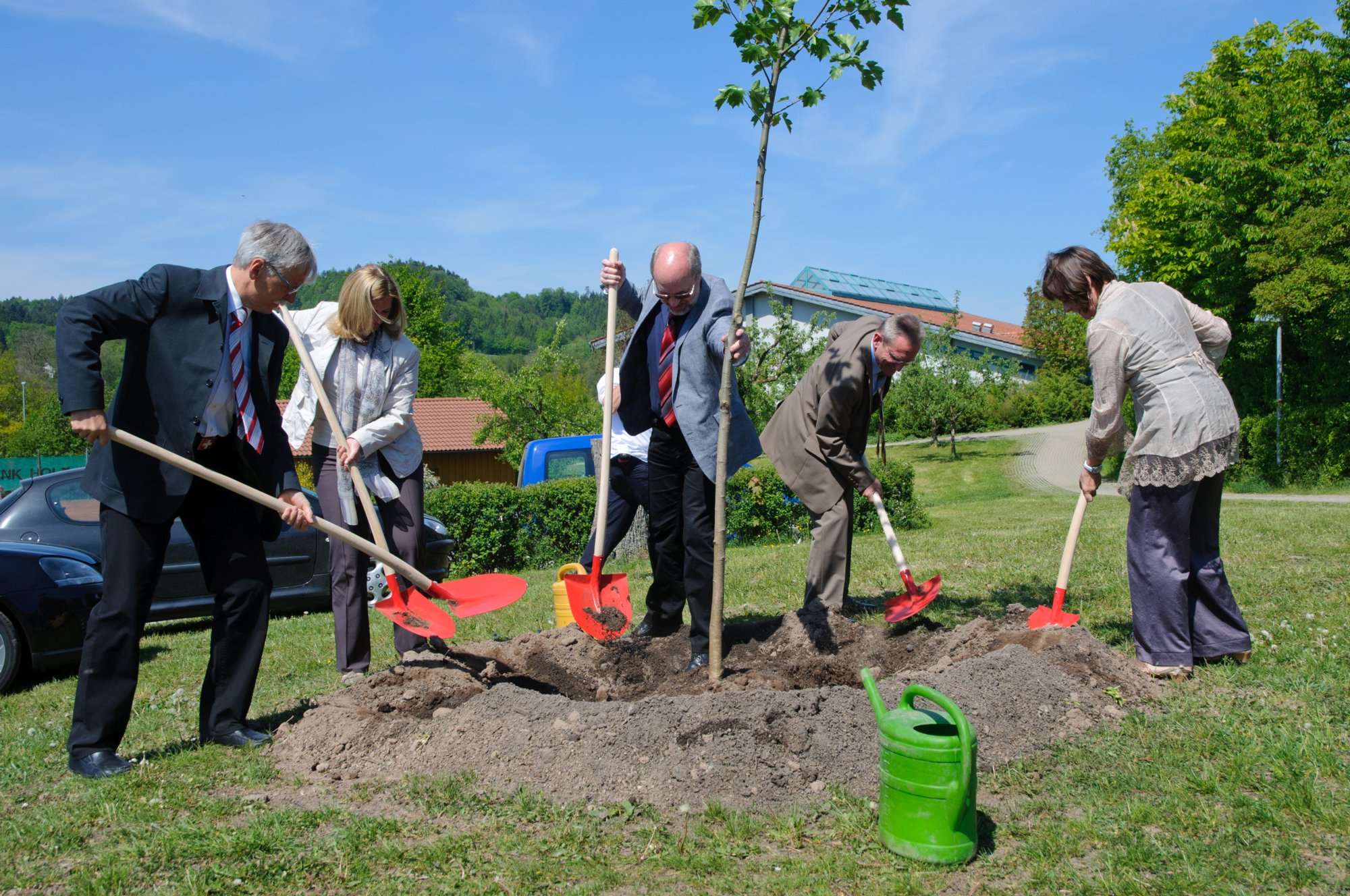 Pflanzaktion Partnerschaftsbaum Nach der Überreichung von Geschenken wurde unterhalb von Schule und Feuerwehrhaus ein Partnerschaftsbaum gepflanzt. Dabei handelt es sich um eine Elsbeere, Baum des Jahres 2011. Gestiftet wurde die Pflanze vom Forstamt Schwäbisch Hall. Von links nach rechts: Gemeindeschreiber Urs Mathys (Zweisimmen), Gemeinderatspräsidentin Anne Speiser (Zweisimmen), Gemeinderat Uli Roll (Oberrot), Bürgermeister Werner Strack (Oberrot) und Gemeindepräsidentin Christiane Griessen (Zweisimmen).