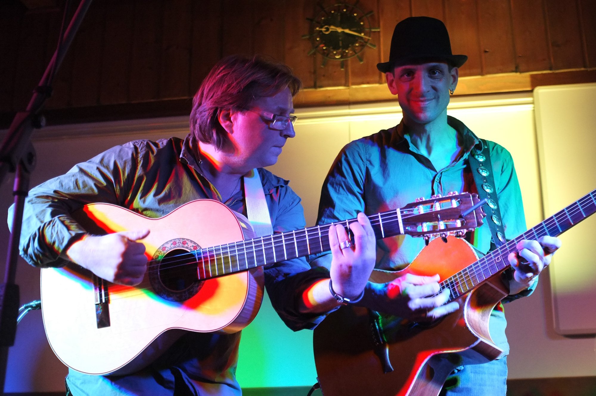 Magic-acoustic-Guitars am 10. Februar 2012 im Oberroter Sitzungs Roland Palatzky (links) und Matthias Waßer (rechts) traten im Sitzungssaal des Oberroter Rathauses als Magic-acoustic-Guitars auf.