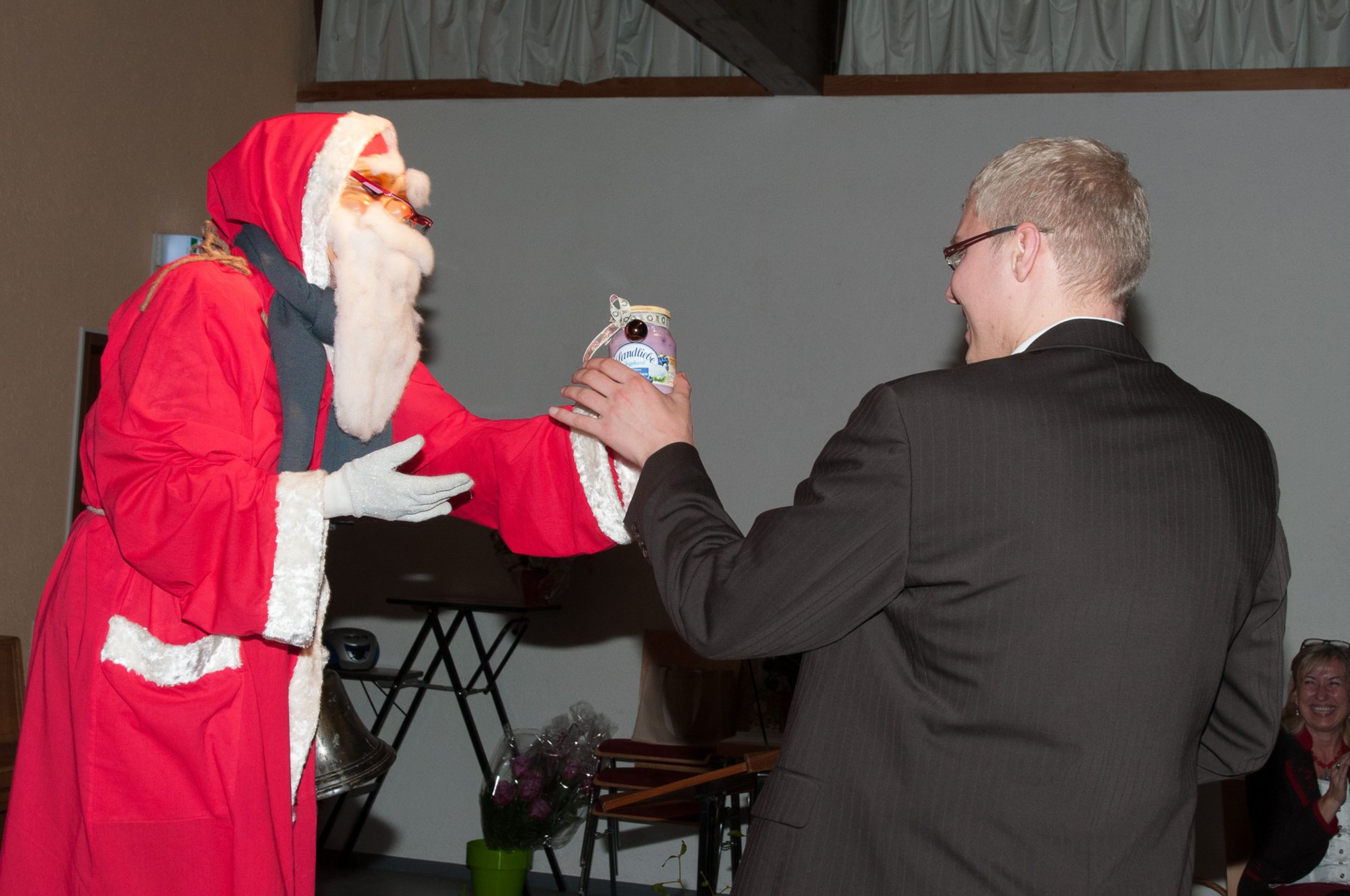 Landfrauenadvent 2012 Oberrot Landfrauenadvent 2012 Oberrot. Bürgermeister Daniel Bullinger erhält bei der Adventsfeier der Landfrauen Oberrot ein großes Glas Heidelbeerjoghurt - seine Lieblingssorte.