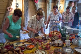 20120616_langer_tisch_landfrauen_003