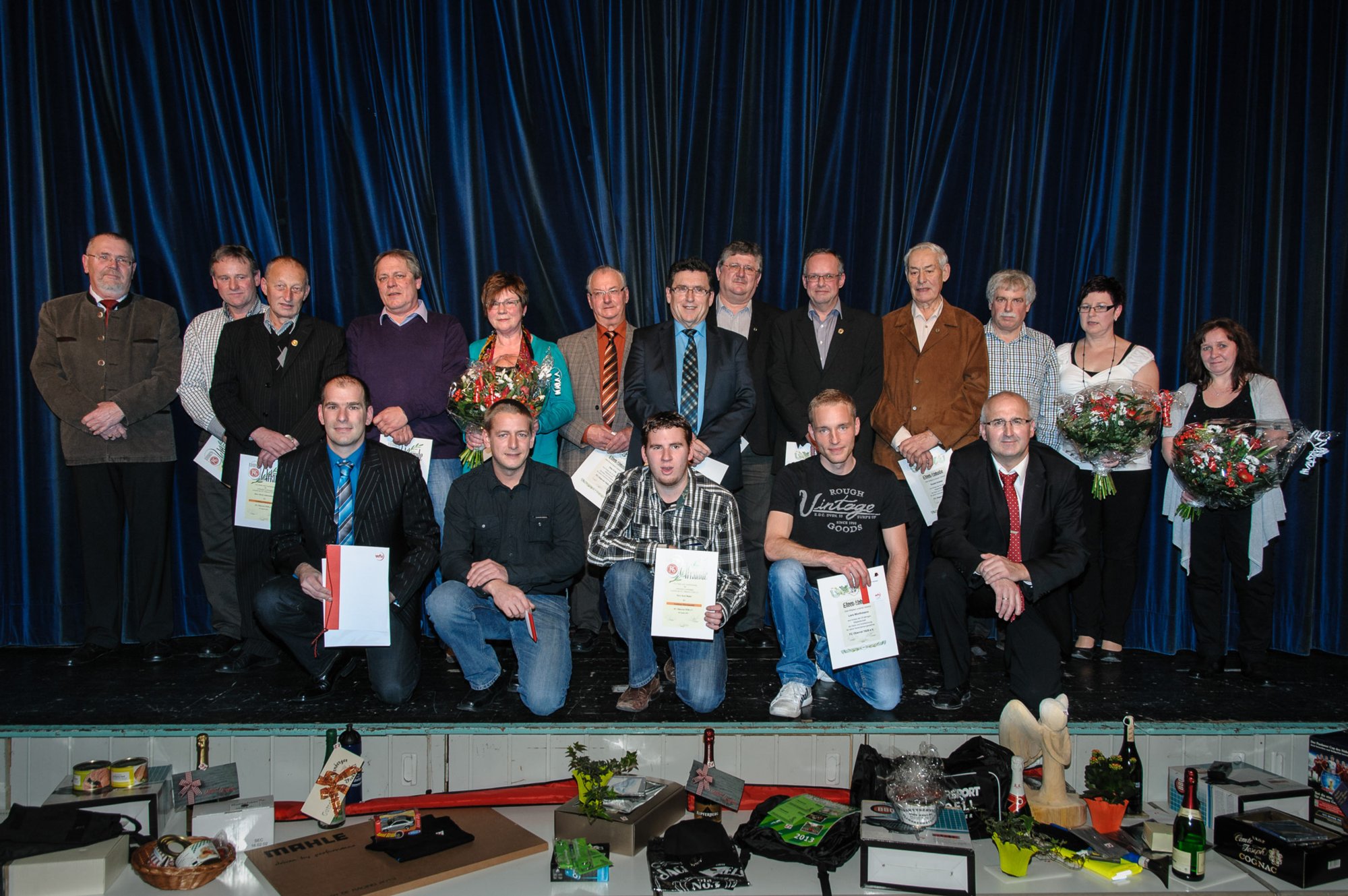 Jahresfeier FCO Ehrungen 2013 Vordere Reihe, von links nach rechts: Torsten Thalacker, Mario Fritz, Tobias Bader in Vertretung für seinen Vater Karl Bader, Lars Wortmann, Roland Bader. Hintere Reihe, von links nach rechts: Roland Stepper, Martin Benz, Horst Allmendinger, Manfred Benz, Elke Friedemann, Otto Fritz, Gerhard Deininger, Klaus Setzer, Ulrich Koch, Ewald Kübler, Klaus Kühnle, Silvia Erfle, Carmen Seidel.