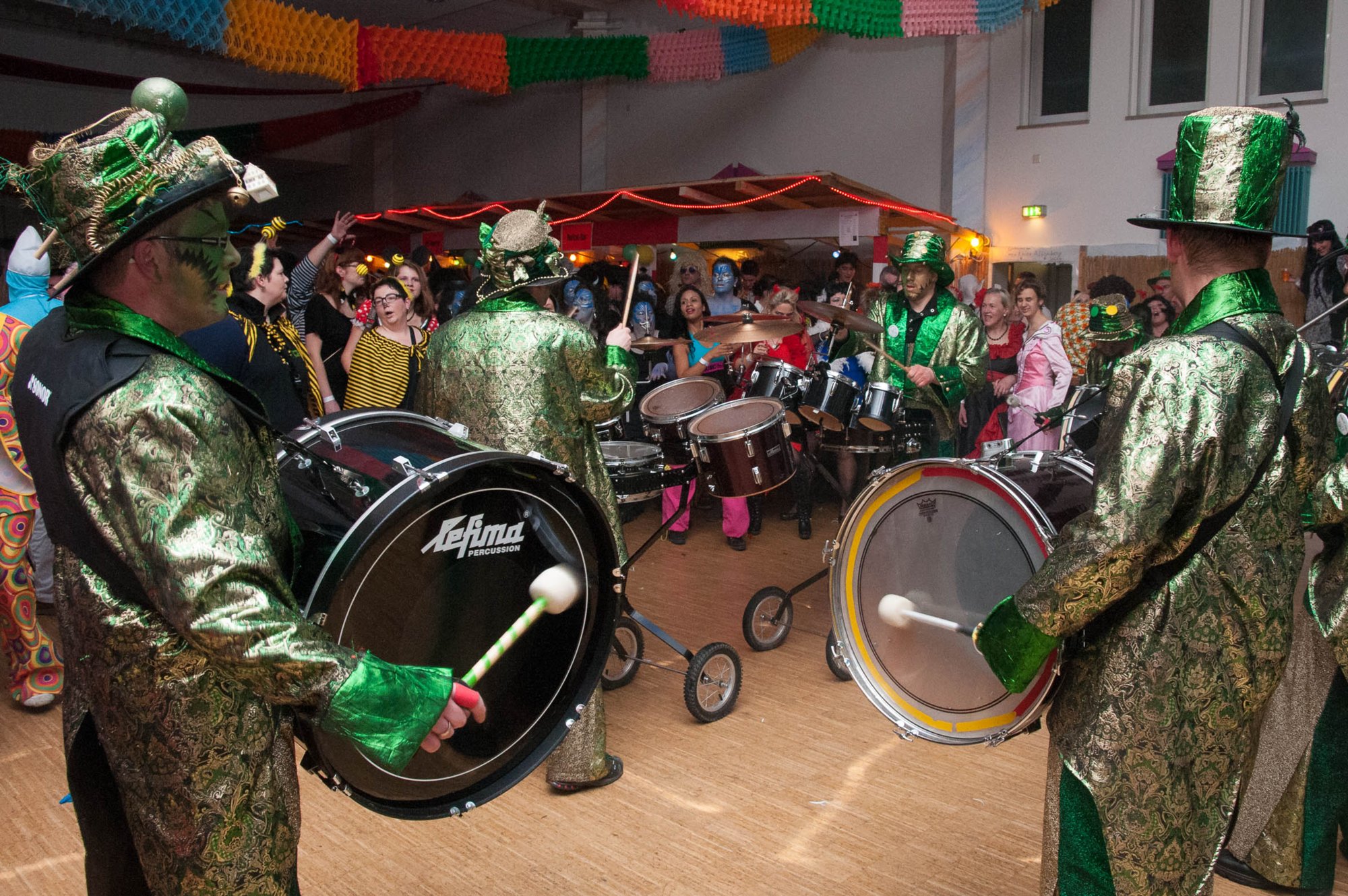 Altweiberfasching Oberrot Altweiberfasching in der Oberroter Kultur- und Festhalle. Zellemer Guggafatzer, Guggenmusiker aus Bühlerzell