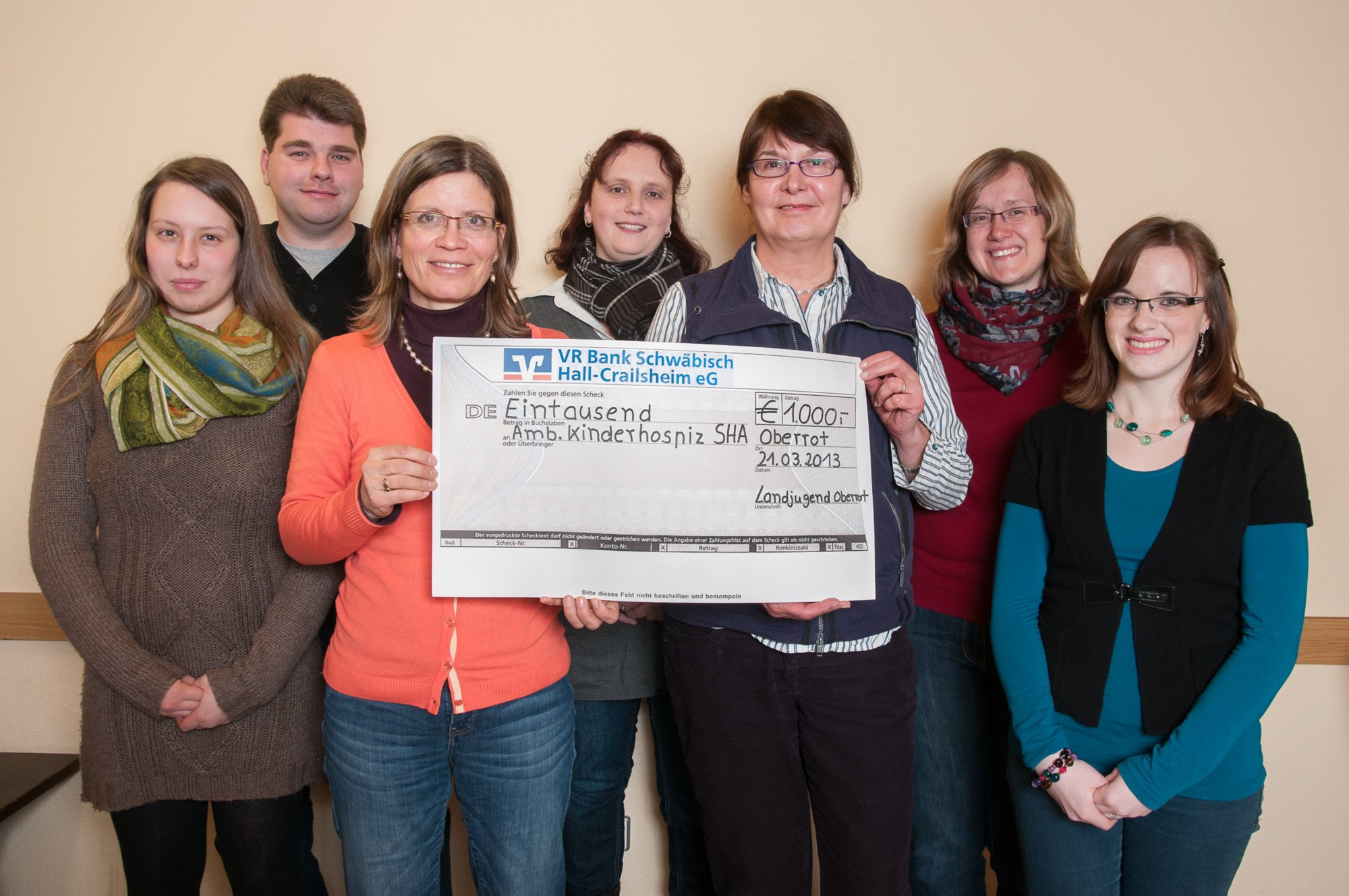 Schecküberreichung Adventsbasar an Kinderhospiz Vertreter der Oberroter Landjogend überreichten einen symbolischen Scheck in Höhe von 1000 Euro an Mitarbeiterinnen des Kinderhospiz Schwäbisch Hall e.V. Von links nach rechts: Nicole Strohmaier (1. Vorstand), Ingo Thalacker (Ausschussmitglied), Corrinna Mehlig (Koordinatorin beim Kinderhospiz), Monika Altvater (Schriftführerin), Gisela Krause (Familienbegleiterin beim Kinderhospiz), Michaela Haas (Kassiererin) und Damaris Staiger (1. Vorstand)