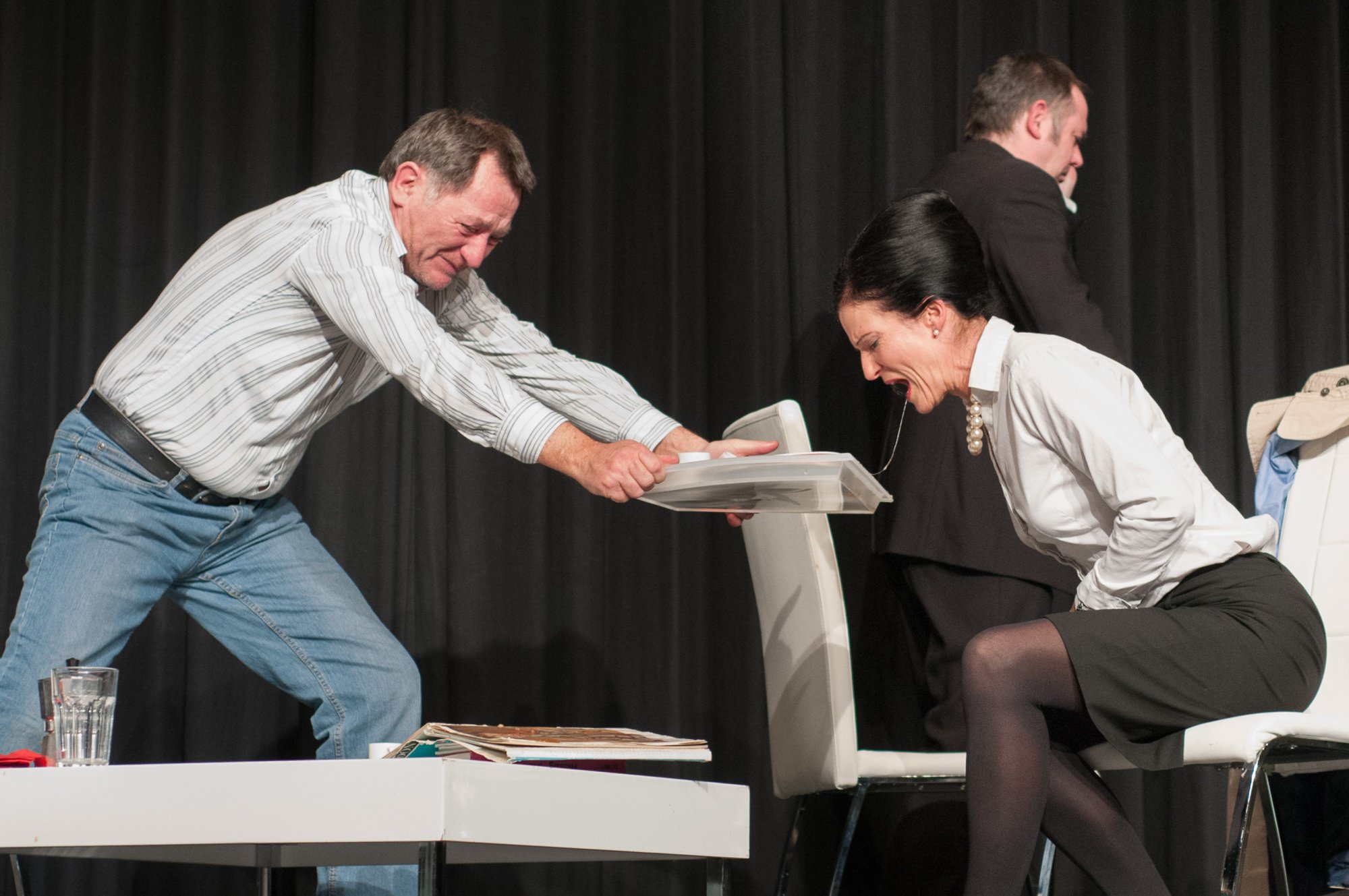 Der Gott des Gemetzels Tournee Theater Stuttgart in der Kultur- und Festhalle Oberrot: Der Gott des Gemetzels. Von links nach rechts: Michel Houillé (Klaus Ellmer) sowie Annette (Sophie Schneider) und Alain Reille (Dirk Deininger).