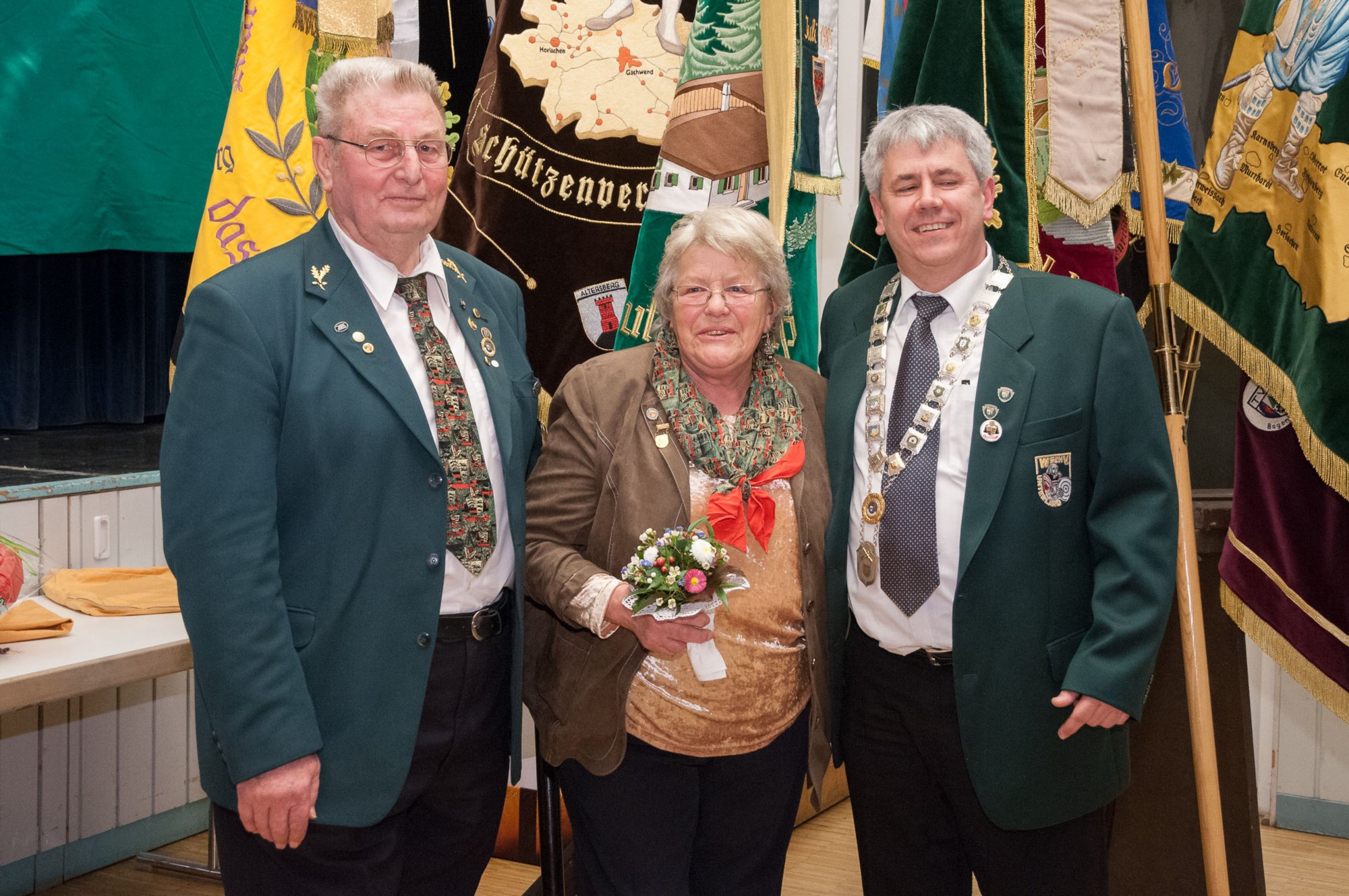 60. ordentliche Kreisschützentag in Oberrot Ehren-Kreisoberschützenmeister Hans Föll mit (links) Frau Helga und dem neuen Kreisschützenmeister Michael Malcher.