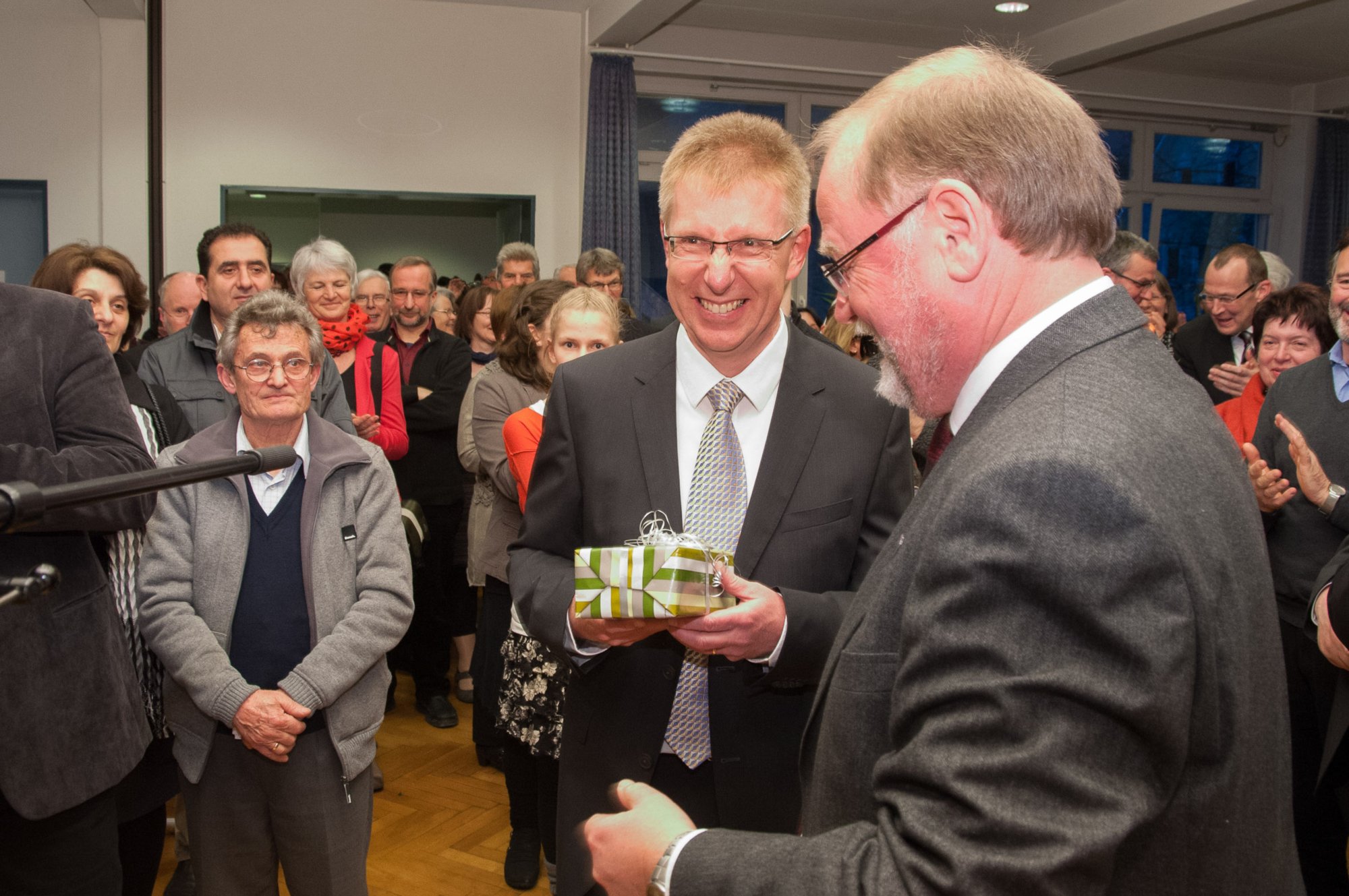 Investitur Dekan Uwe Altenmüller Stehempfang im Gemeindehaus Gaildorf mit Grußworten. Dekan Dr. Winfried Dalferth überreicht das Geschenk der Hohenloher Dekane.
