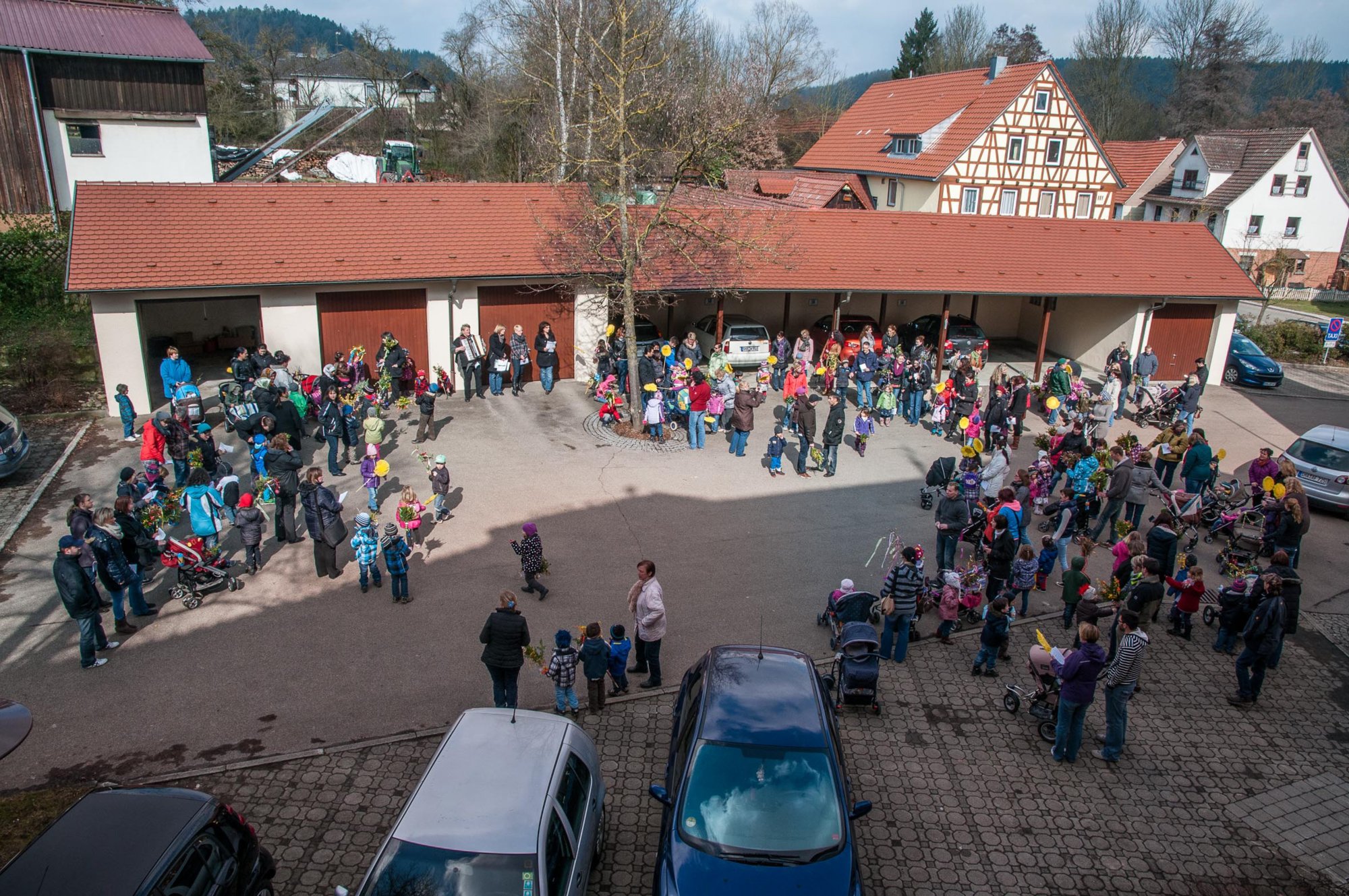 Frühlingsbegrüßen in Oberrot Frühlingsbegrüßen in Oberrot. Singen im Rathaushof.