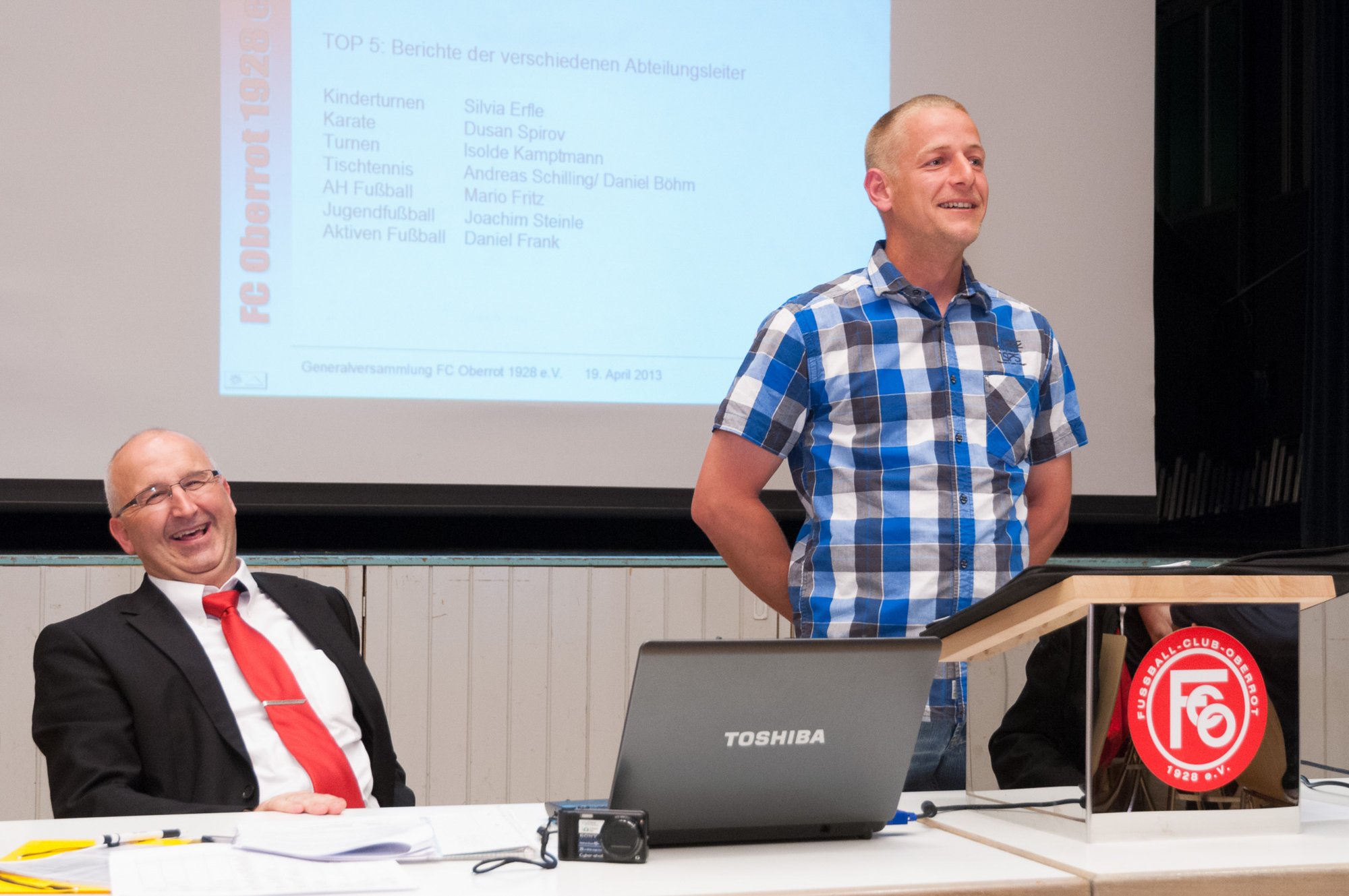 FC Oberrot Generalversammlung FC Oberrot Generalversammlung in der Kultur- und Festhalle Oberrot. Mario Fritz (rechts) informiert humorvoll über die Aktivitäten des AH-Fußballs.