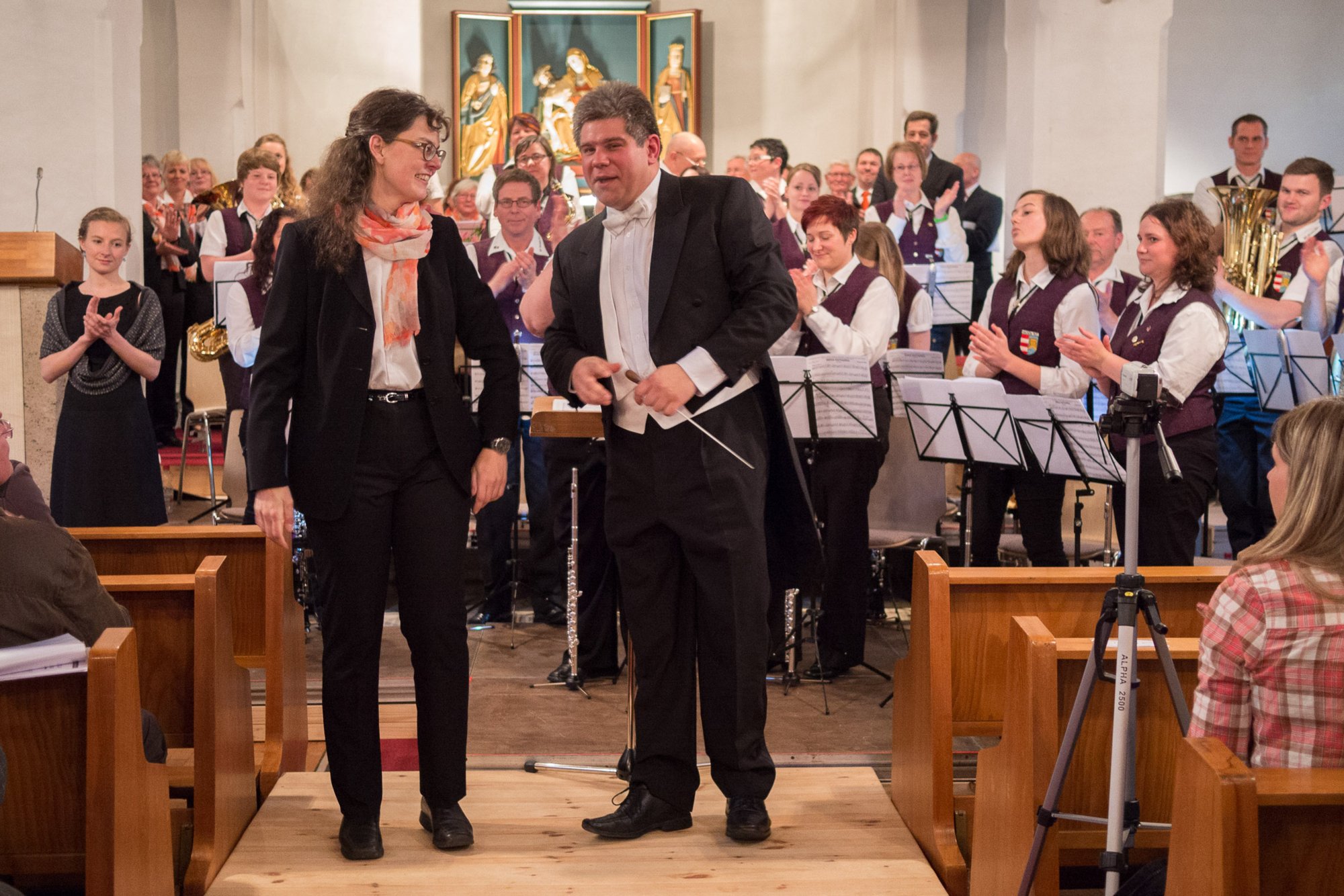 Missa Katharina Aufführung der Missa Katharina in der Pfarrkirche St. Michel Oberrot-Hausen. Barbara Geist (links), Leisterin des katholischen Kirchenchor Hausen und Michael Helminger, musikalischer Leiter beim Musikverein Hausen an der Rot e.V.