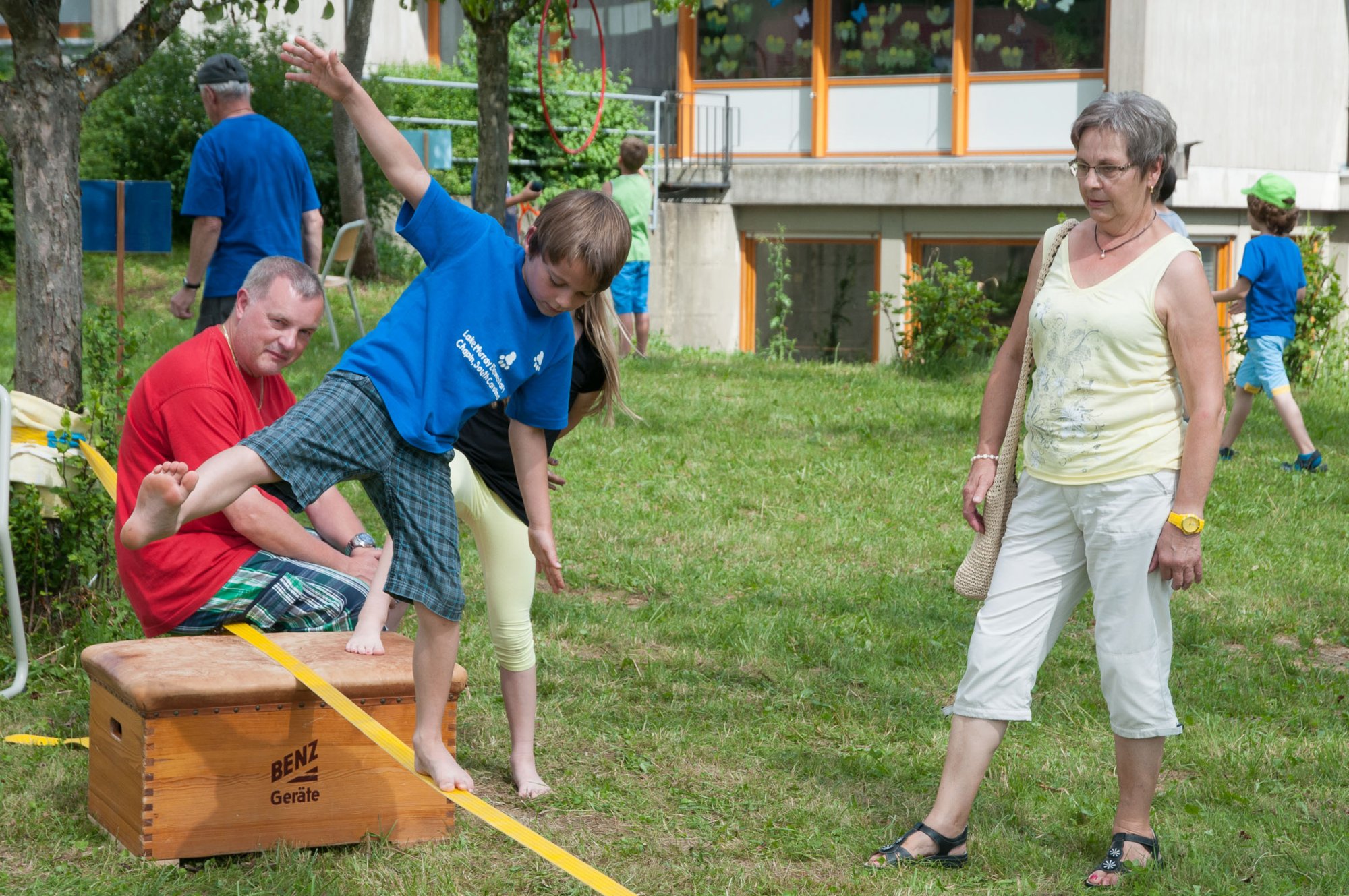 Schulfest an der Grund- und Werkrealschule in Oberrot Schulfest an der Grund- und Werkrealschule in Oberrot. Spielstationen rund um das Schulhaus.
