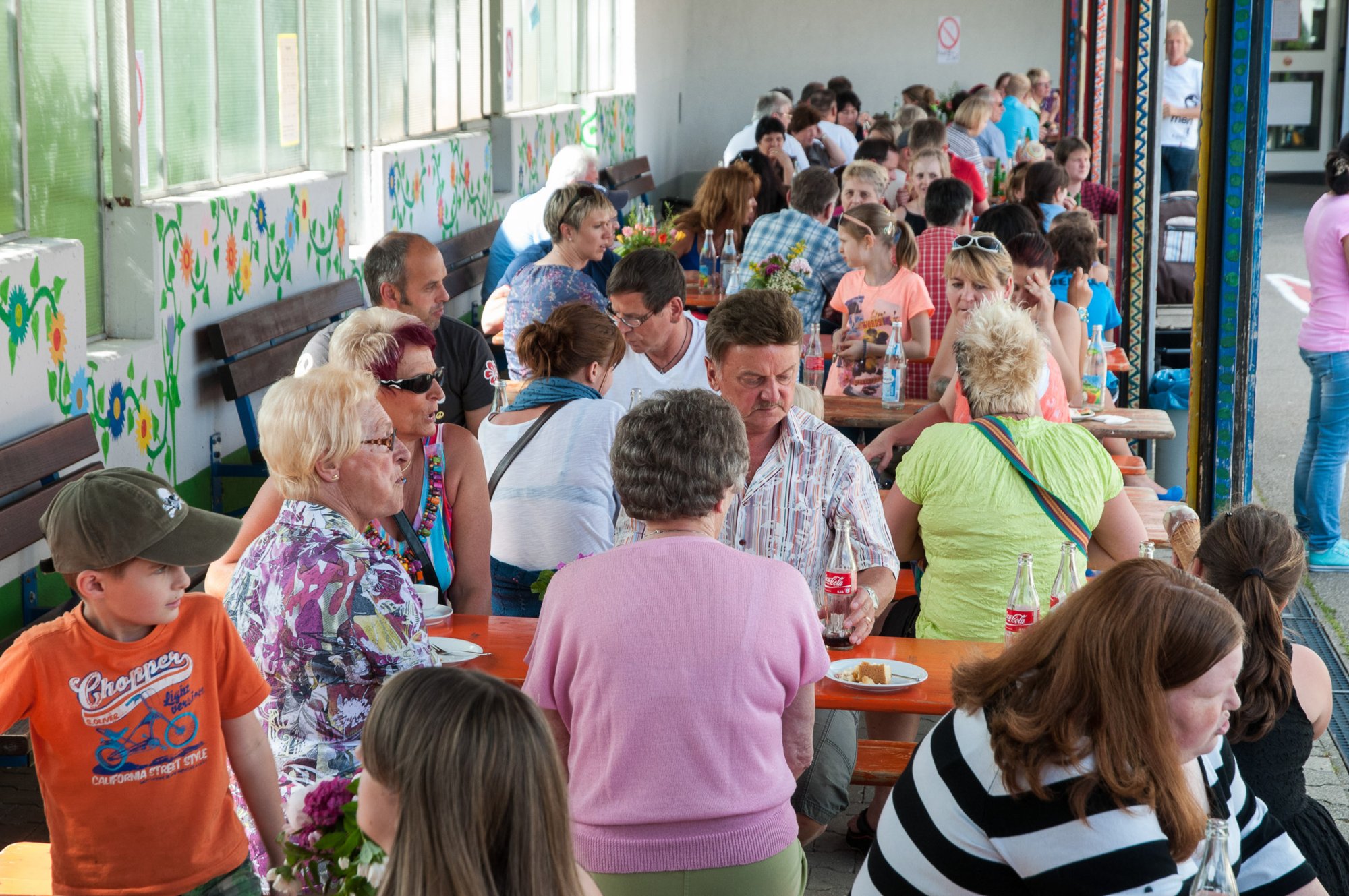 Schulfest an der Grund- und Werkrealschule in Oberrot Schulfest an der Grund- und Werkrealschule in Oberrot. Verköstigung mit Würsten, Kaffee und Kuchen auf dem Schulhof.