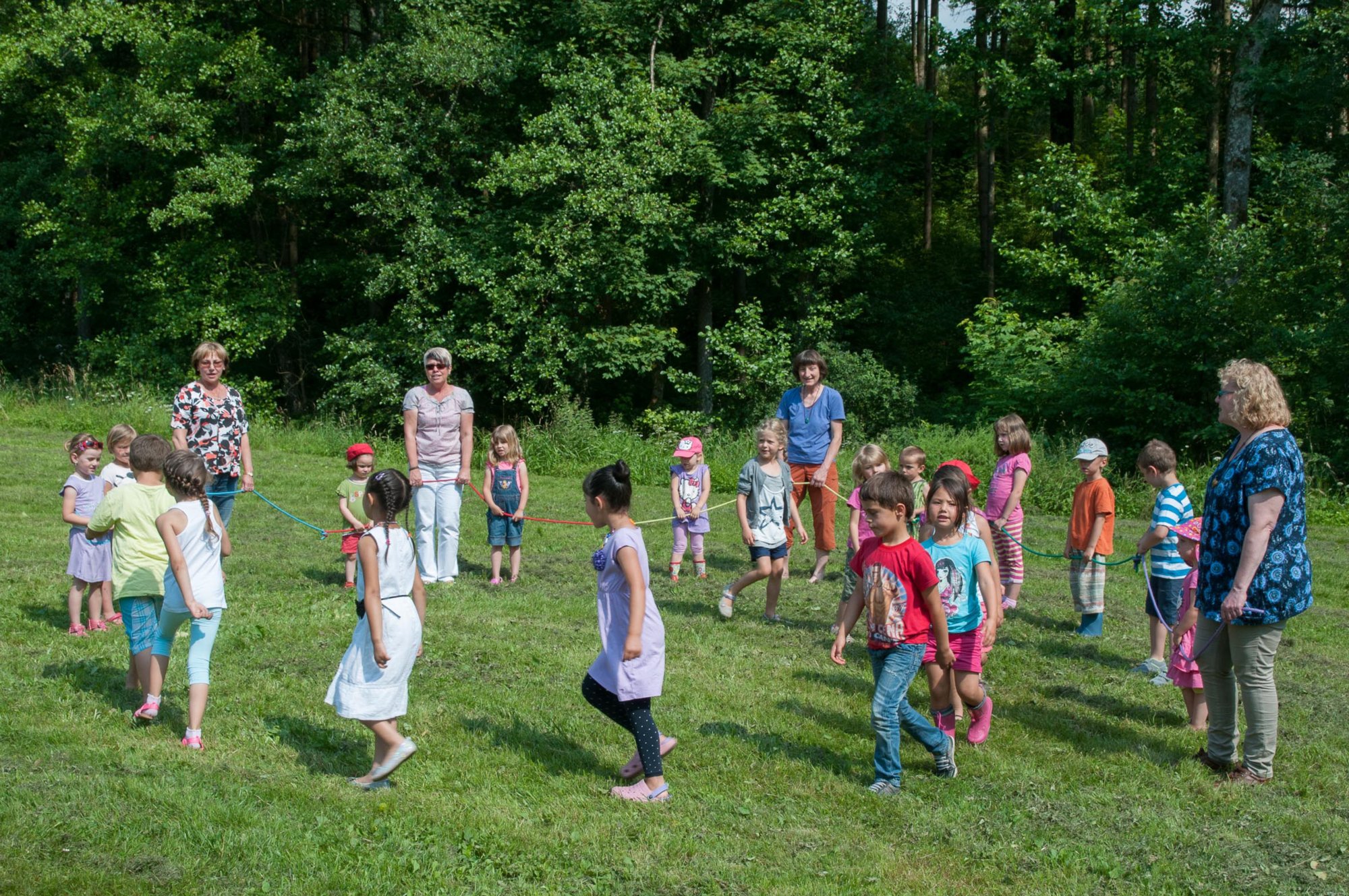 Sommerfest Kindergarten Regenbogen Sommerfest Kindergarten Regenbogen beim Stiersbach. Tänze der Kindergartenkinder.