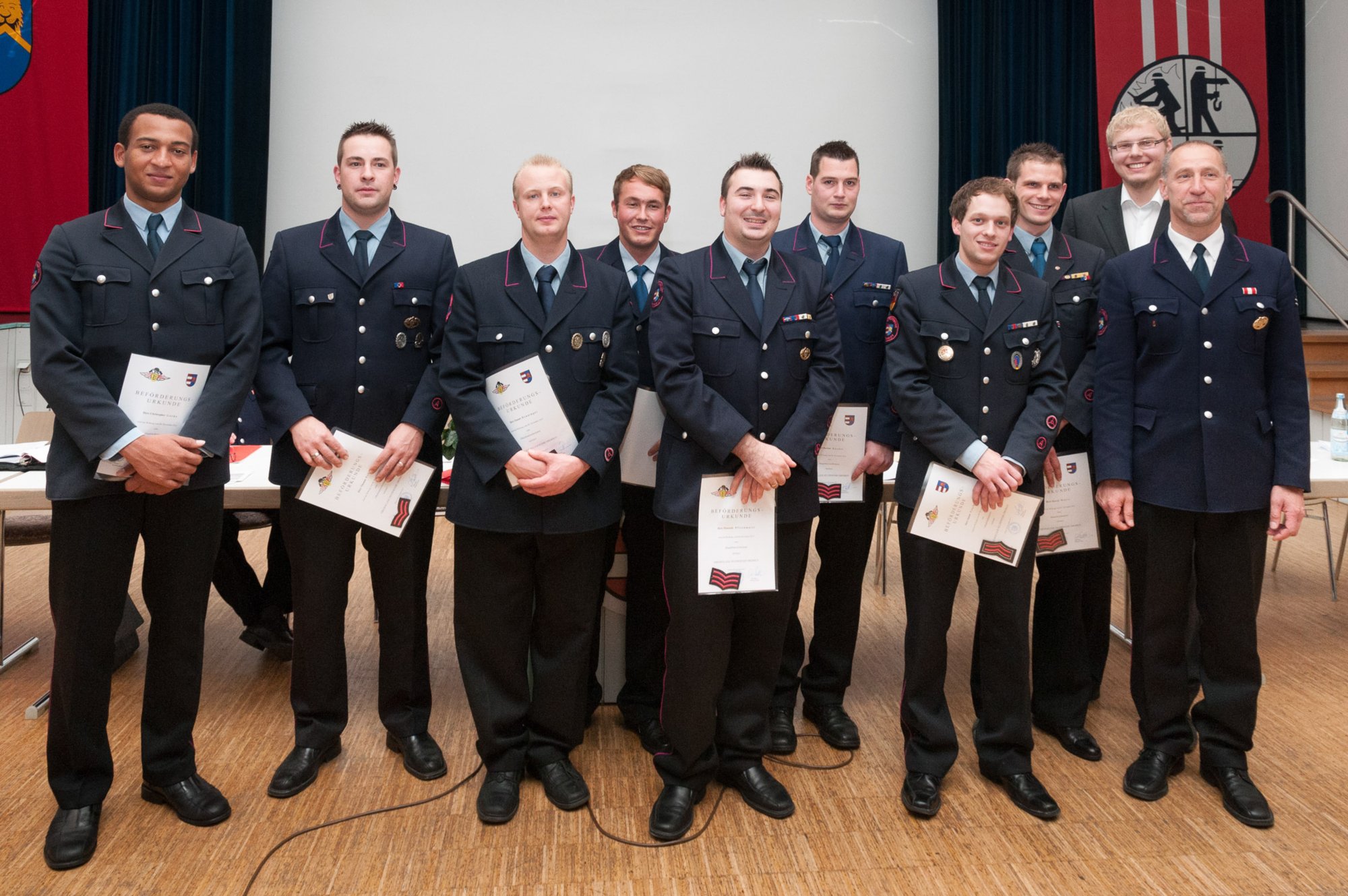 Generalversammlung Freiwillige Feuerwehr Oberrot Beförderungen. Von links nach rechts: Christopher Gorke (Feuerwehrmann), Thomas Pohl, Daniel Henninger, Jörg Koch (Oberfeuerwehrmann: Marcel Riek war erkrankt und ist deshalb nicht aauf dem Bild), Dominik Pfitzenmaier und Bastian Knobel (Hauptfeuerwehrmann), Simon Feucht (Oberlöschmeister), Marcel Wurst (Hauptlöschmeister), Daniel Bullinger (Bürgermeister) und Ewald Wurst (Kommandant von Oberrot).