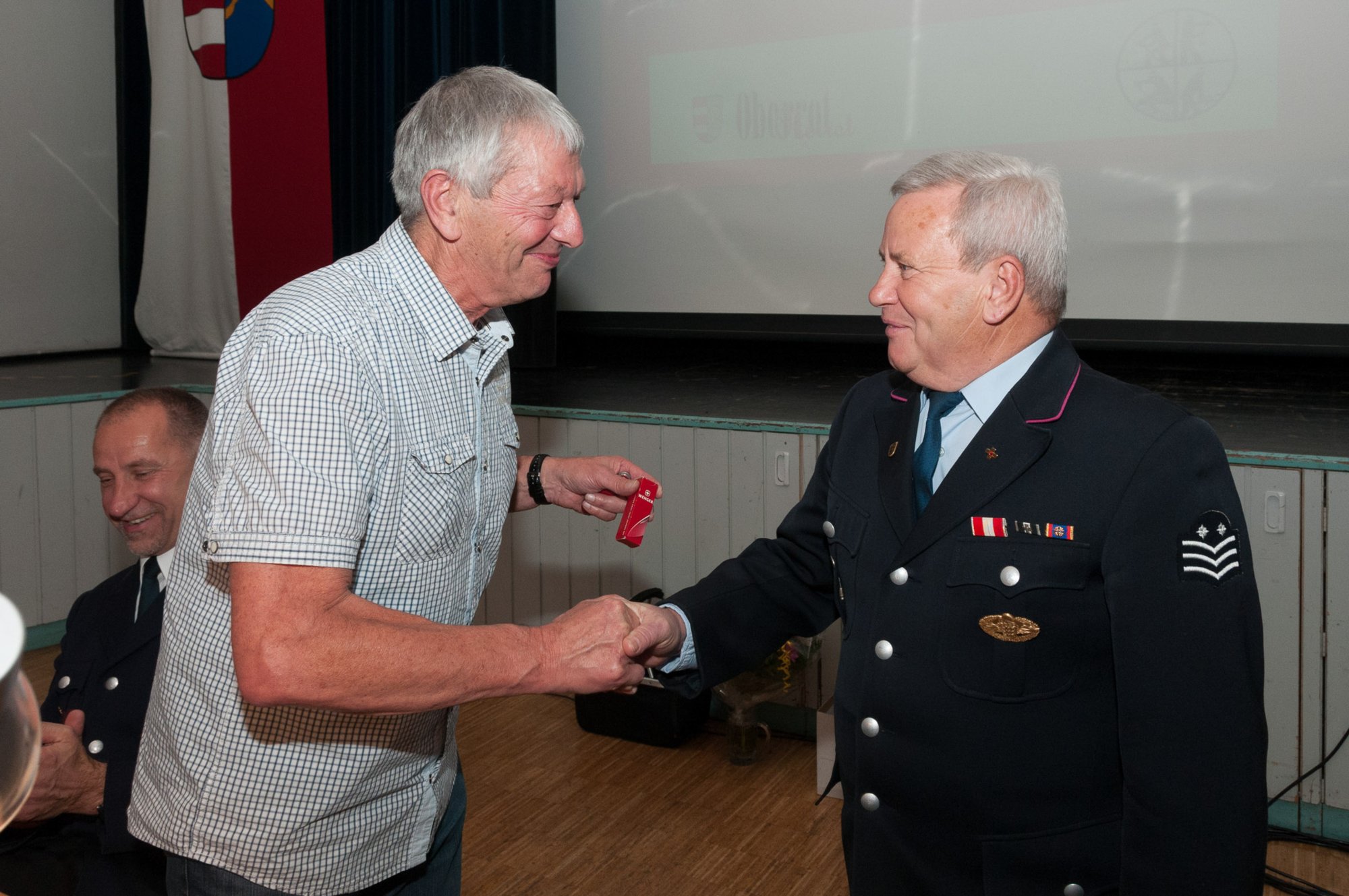 Generalversammlung Freiwillige Feuerwehr Oberrot Rudi Spalinger, bisheriger Präsident der Feuerwehrfreunde, übergibt sein Amt an Dieter Kraft aus Oberrot für die nächsten drei Jahre.